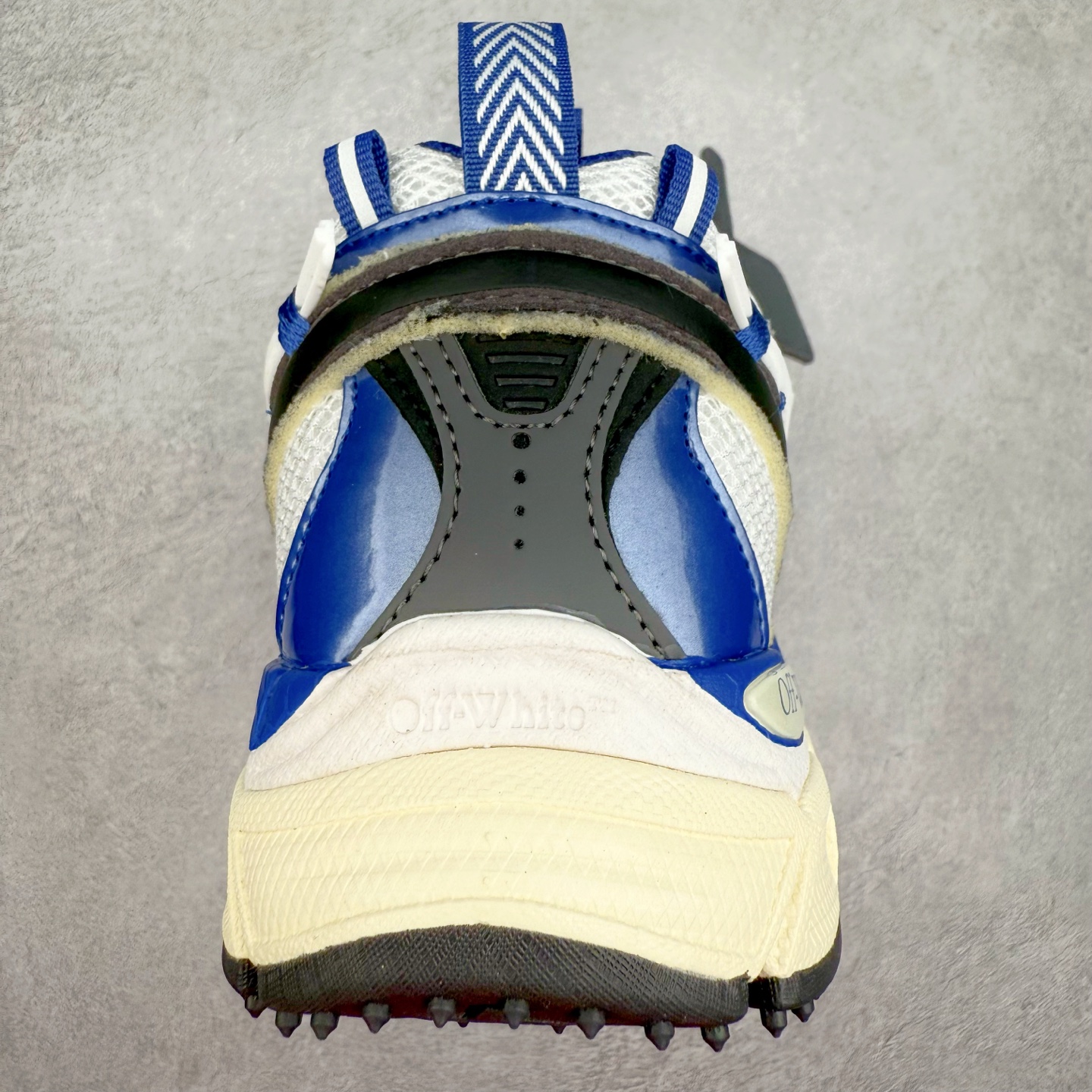 图片[8]-＃KX Off-White 2024年OW最新款跑鞋 #百分百原盒正确版 原楦原纸板数据开发 4层分离大底#鞋面采用3d立体打印和多种材料拼接而成#防滑耐磨透气性轻便跑鞋 作为曾经爆火 并且定位奢潮领域的标志性品牌 Off-White 仍需要不断更新符合当下潮流时尚的复古运动鞋款，以期收获基本盘消费者的关注 此次更新的 Off-White 新款运动鞋将经典复古老爹鞋细节设计更加夸张化 并将标志性箭头设计置于显著位置 除此之外 整个系列的色彩搭配也可谓纷繁多样 总有一款适合你 Off-White最新运动鞋款估计将在未来几个月登陆品牌专柜 喜欢的朋友切莫错过 尺码：36 37 38 39 40 41 42 43 44 45 46 47-选品中心