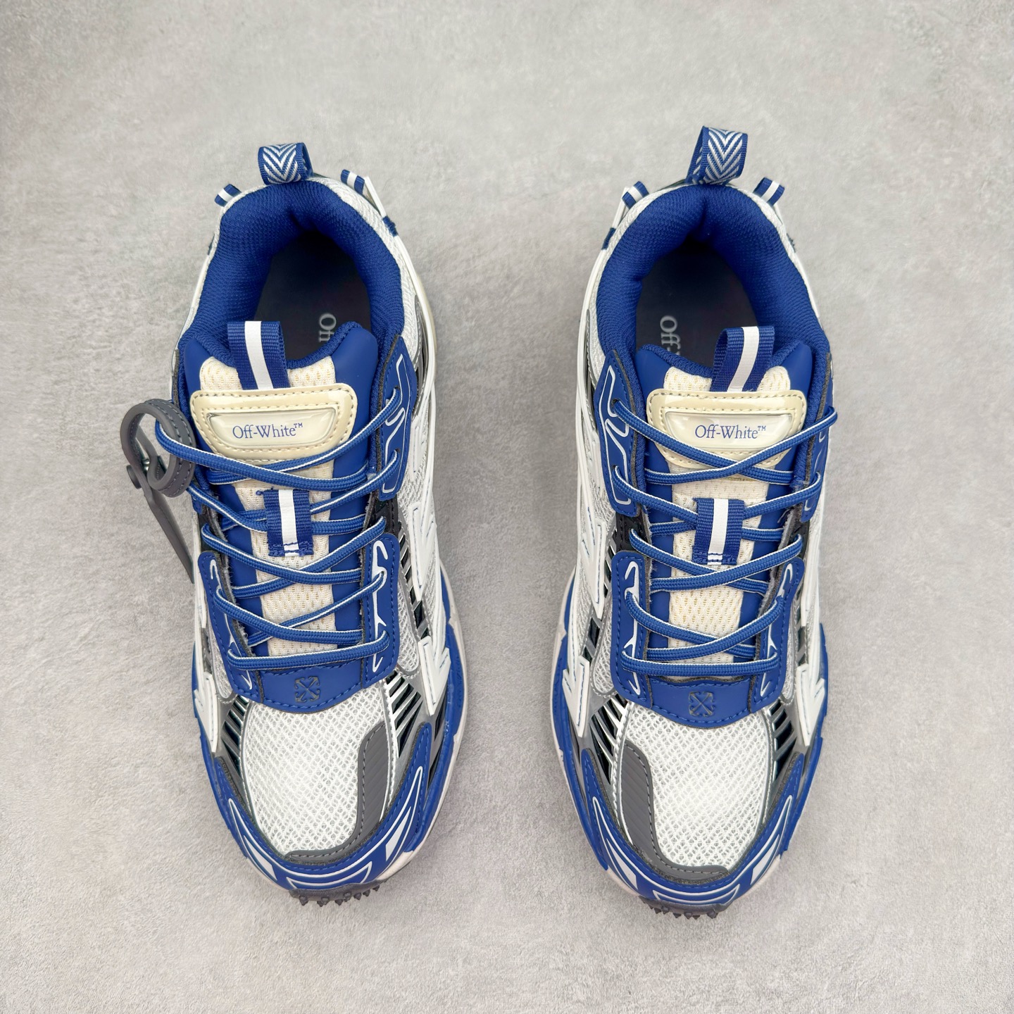 图片[2]-＃KX Off-White 2024年OW最新款跑鞋 #百分百原盒正确版 原楦原纸板数据开发 4层分离大底#鞋面采用3d立体打印和多种材料拼接而成#防滑耐磨透气性轻便跑鞋 作为曾经爆火 并且定位奢潮领域的标志性品牌 Off-White 仍需要不断更新符合当下潮流时尚的复古运动鞋款，以期收获基本盘消费者的关注 此次更新的 Off-White 新款运动鞋将经典复古老爹鞋细节设计更加夸张化 并将标志性箭头设计置于显著位置 除此之外 整个系列的色彩搭配也可谓纷繁多样 总有一款适合你 Off-White最新运动鞋款估计将在未来几个月登陆品牌专柜 喜欢的朋友切莫错过 尺码：36 37 38 39 40 41 42 43 44 45 46 47-选品中心