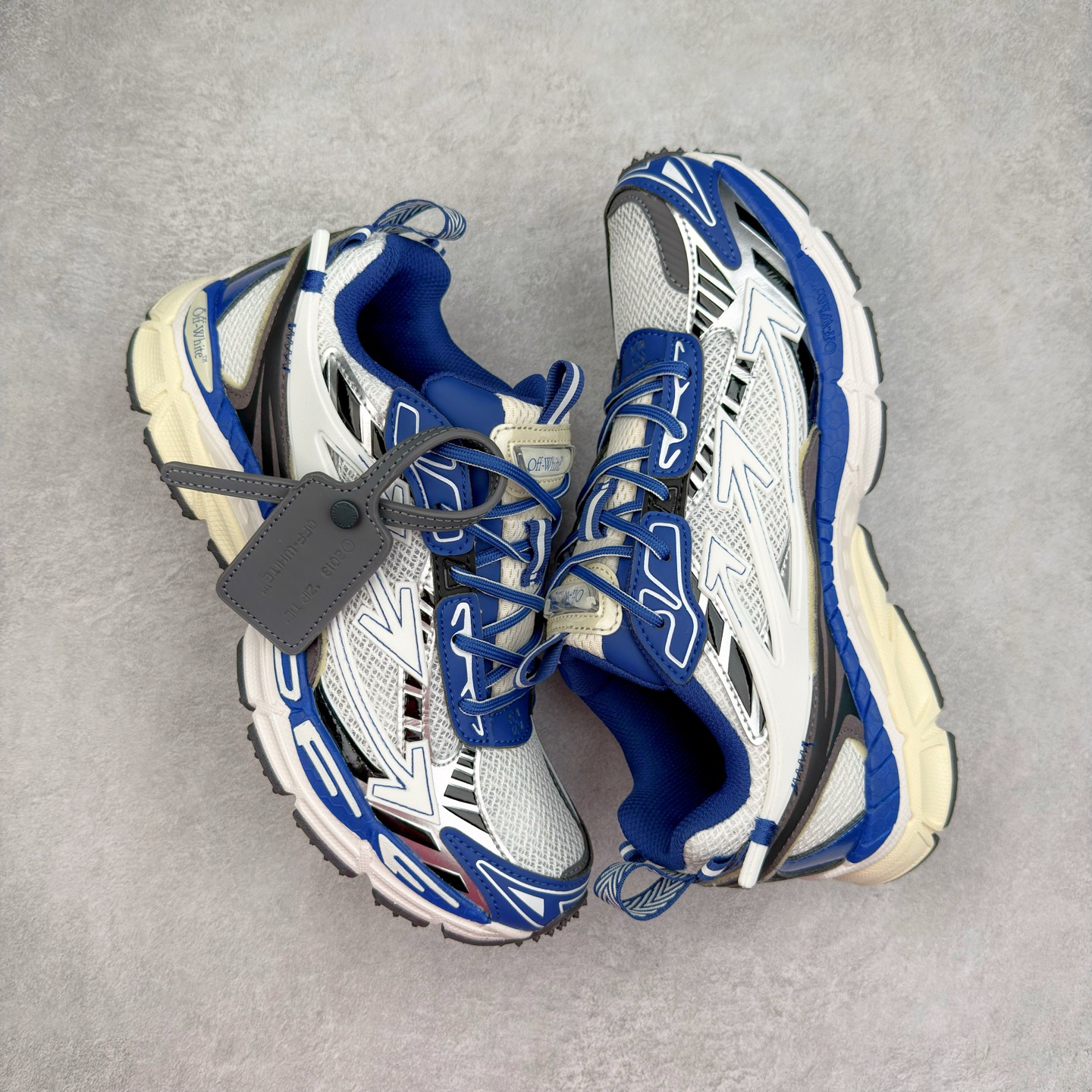 图片[3]-＃KX Off-White 2024年OW最新款跑鞋 #百分百原盒正确版 原楦原纸板数据开发 4层分离大底#鞋面采用3d立体打印和多种材料拼接而成#防滑耐磨透气性轻便跑鞋 作为曾经爆火 并且定位奢潮领域的标志性品牌 Off-White 仍需要不断更新符合当下潮流时尚的复古运动鞋款，以期收获基本盘消费者的关注 此次更新的 Off-White 新款运动鞋将经典复古老爹鞋细节设计更加夸张化 并将标志性箭头设计置于显著位置 除此之外 整个系列的色彩搭配也可谓纷繁多样 总有一款适合你 Off-White最新运动鞋款估计将在未来几个月登陆品牌专柜 喜欢的朋友切莫错过 尺码：36 37 38 39 40 41 42 43 44 45 46 47-选品中心