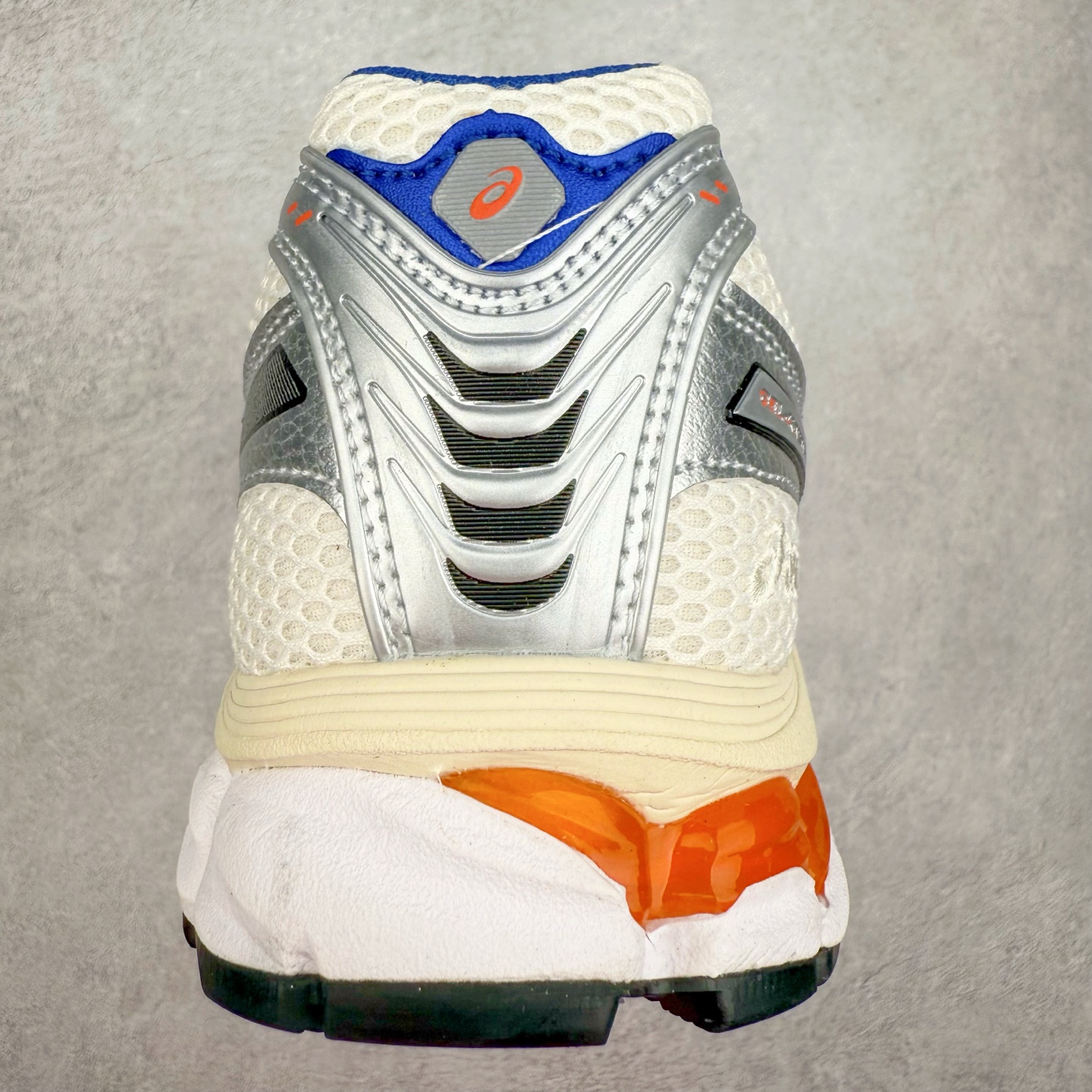 图片[8]-＃FA ASICS GEL-KAYANO 14 亚瑟士K14系列户外复古潮流百搭织物合成革缓震休闲跑步鞋 原装纸板楦头开发 独家私模五层组合大底 原厂定制缓震硅胶加持 原盒原配 官方四联吊牌 原装Ortholite轻量化鞋垫 设计师 Hidenori Yamashita 以「Flash」一词为灵感 创造出未来感金属色鞋面 改造升级内在性能 由内而外全面革新 为 GEL-KAYANO 家族传承及经典跑鞋文化的延续 创下里程碑式作品 K14跑鞋重新诠释了复古的跑步形状 并以其 2000 年代后期的美学理念重新铺装 银色与蓝色的鞋面极为高档 网面铺陈与鞋面、鞋头多处细节位增添了透气性 鞋后跟部中底上以及多密度耐磨鞋底增加了 GEL 缓震胶 提供高抗冲击性、缓冲性、可保护脚部免受地面冲击的影响 穿着舒适性十足 尺码：35.5 36 37 37.5 38 39 39.5 40.5 41.5 42 42.5 43.5 44 45-选品中心