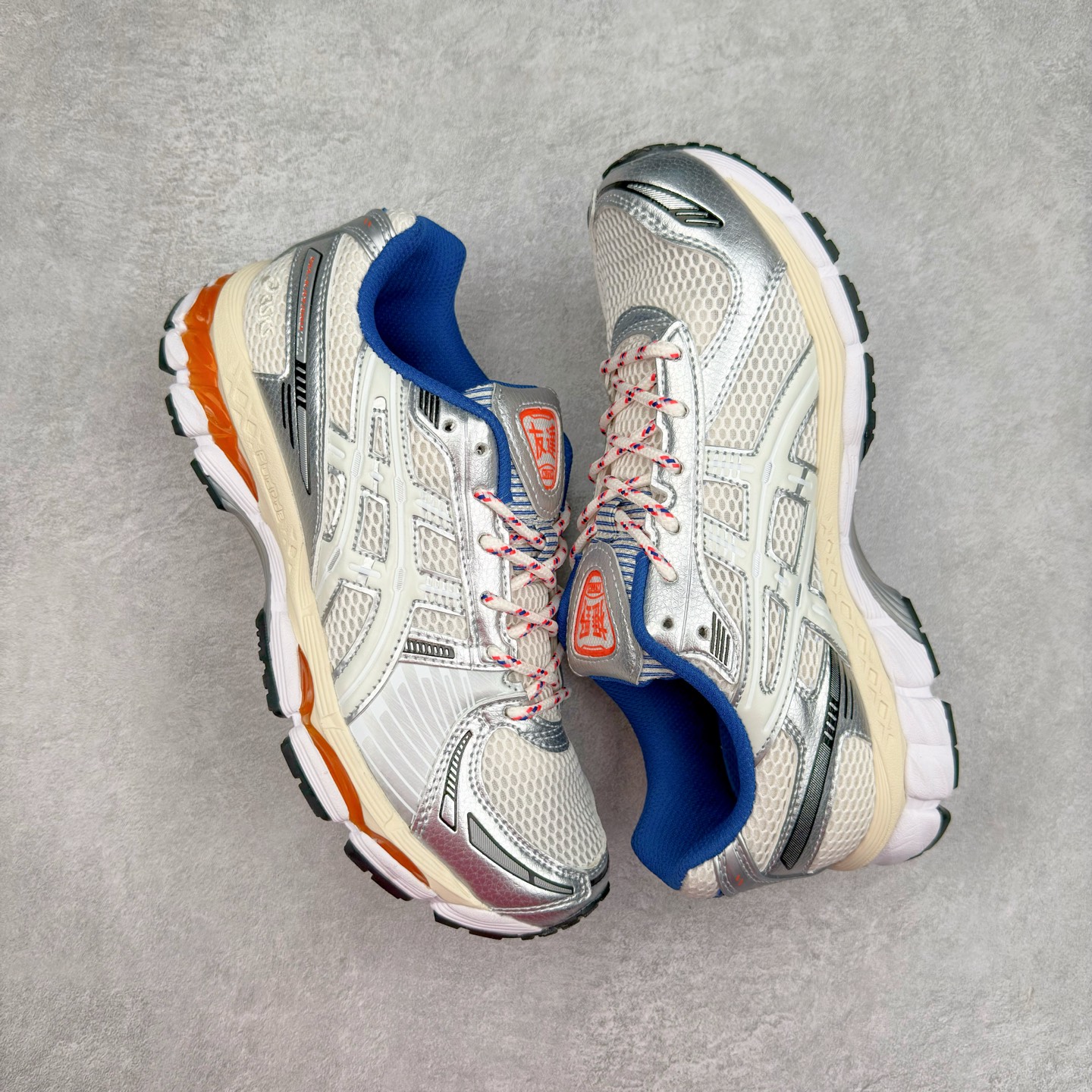 图片[3]-＃FA ASICS GEL-KAYANO 14 亚瑟士K14系列户外复古潮流百搭织物合成革缓震休闲跑步鞋 原装纸板楦头开发 独家私模五层组合大底 原厂定制缓震硅胶加持 原盒原配 官方四联吊牌 原装Ortholite轻量化鞋垫 设计师 Hidenori Yamashita 以「Flash」一词为灵感 创造出未来感金属色鞋面 改造升级内在性能 由内而外全面革新 为 GEL-KAYANO 家族传承及经典跑鞋文化的延续 创下里程碑式作品 K14跑鞋重新诠释了复古的跑步形状 并以其 2000 年代后期的美学理念重新铺装 银色与蓝色的鞋面极为高档 网面铺陈与鞋面、鞋头多处细节位增添了透气性 鞋后跟部中底上以及多密度耐磨鞋底增加了 GEL 缓震胶 提供高抗冲击性、缓冲性、可保护脚部免受地面冲击的影响 穿着舒适性十足 尺码：35.5 36 37 37.5 38 39 39.5 40.5 41.5 42 42.5 43.5 44 45-选品中心