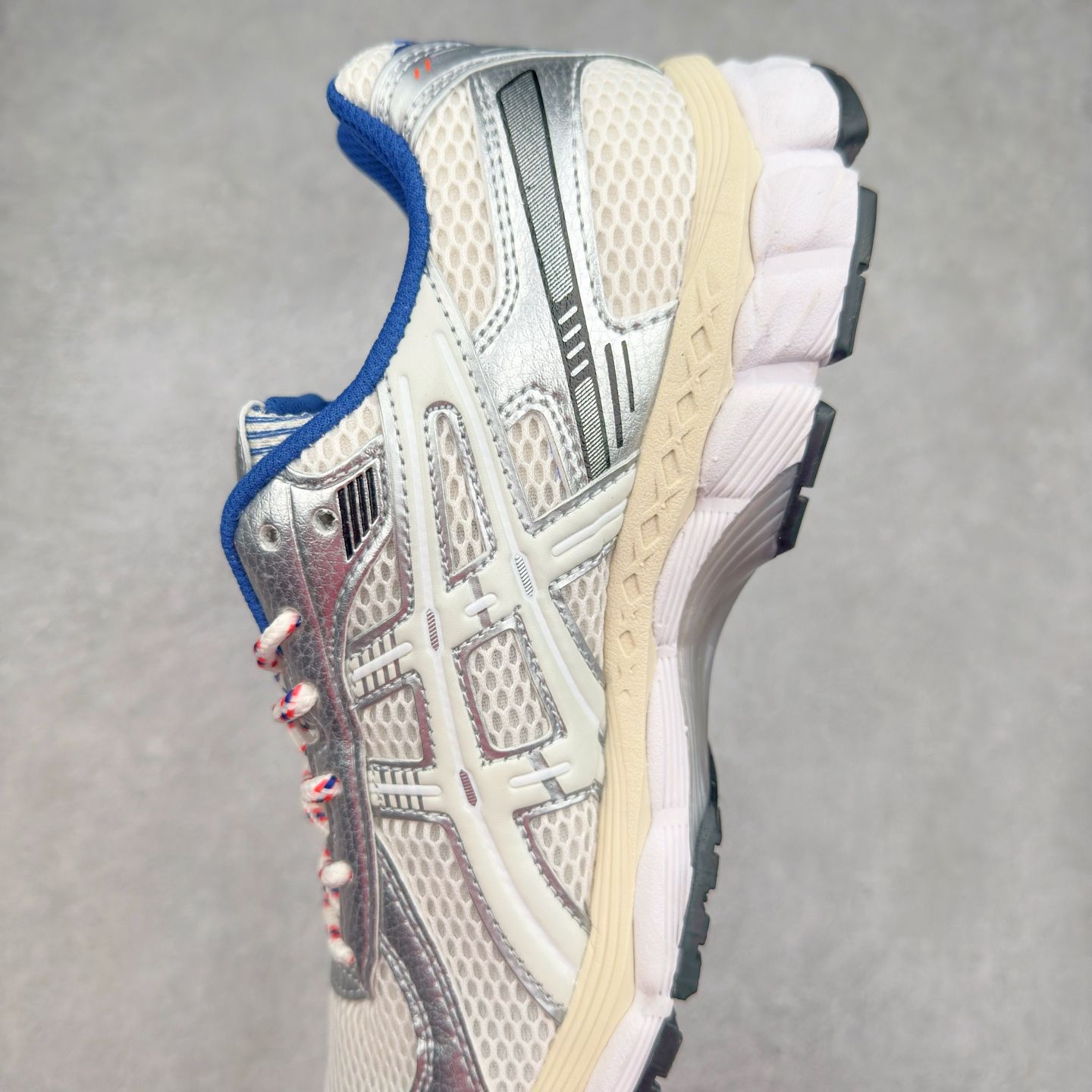 图片[7]-＃FA ASICS GEL-KAYANO 14 亚瑟士K14系列户外复古潮流百搭织物合成革缓震休闲跑步鞋 原装纸板楦头开发 独家私模五层组合大底 原厂定制缓震硅胶加持 原盒原配 官方四联吊牌 原装Ortholite轻量化鞋垫 设计师 Hidenori Yamashita 以「Flash」一词为灵感 创造出未来感金属色鞋面 改造升级内在性能 由内而外全面革新 为 GEL-KAYANO 家族传承及经典跑鞋文化的延续 创下里程碑式作品 K14跑鞋重新诠释了复古的跑步形状 并以其 2000 年代后期的美学理念重新铺装 银色与蓝色的鞋面极为高档 网面铺陈与鞋面、鞋头多处细节位增添了透气性 鞋后跟部中底上以及多密度耐磨鞋底增加了 GEL 缓震胶 提供高抗冲击性、缓冲性、可保护脚部免受地面冲击的影响 穿着舒适性十足 尺码：35.5 36 37 37.5 38 39 39.5 40.5 41.5 42 42.5 43.5 44 45-选品中心
