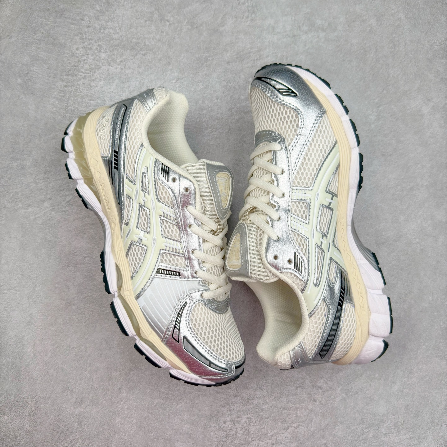 图片[3]-＃FA ASICS GEL-KAYANO 14 亚瑟士K14系列户外复古潮流百搭织物合成革缓震休闲跑步鞋 原装纸板楦头开发 独家私模五层组合大底 原厂定制缓震硅胶加持 原盒原配 官方四联吊牌 原装Ortholite轻量化鞋垫 设计师 Hidenori Yamashita 以「Flash」一词为灵感 创造出未来感金属色鞋面 改造升级内在性能 由内而外全面革新 为 GEL-KAYANO 家族传承及经典跑鞋文化的延续 创下里程碑式作品 K14跑鞋重新诠释了复古的跑步形状 并以其 2000 年代后期的美学理念重新铺装 银色与蓝色的鞋面极为高档 网面铺陈与鞋面、鞋头多处细节位增添了透气性 鞋后跟部中底上以及多密度耐磨鞋底增加了 GEL 缓震胶 提供高抗冲击性、缓冲性、可保护脚部免受地面冲击的影响 穿着舒适性十足 尺码：35.5 36 37 37.5 38 39 39.5 40.5 41.5 42 42.5 43.5 44 45-选品中心
