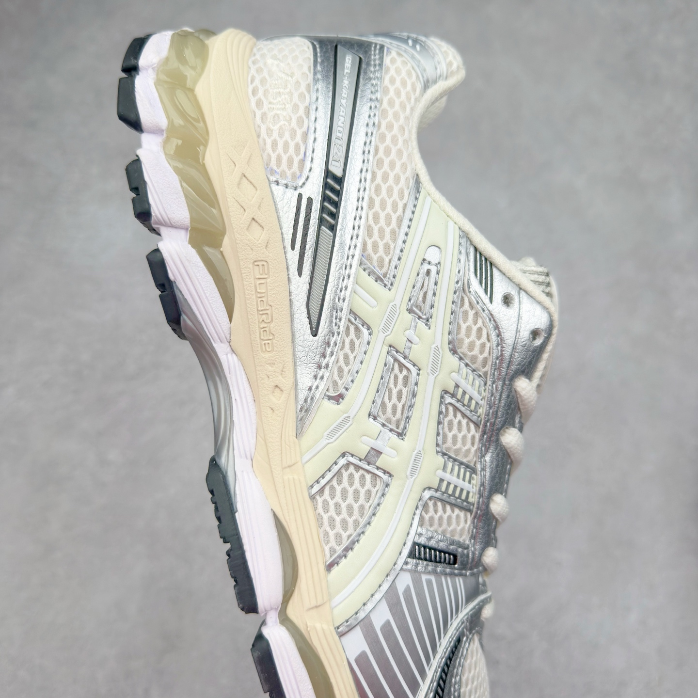 图片[6]-＃FA ASICS GEL-KAYANO 14 亚瑟士K14系列户外复古潮流百搭织物合成革缓震休闲跑步鞋 原装纸板楦头开发 独家私模五层组合大底 原厂定制缓震硅胶加持 原盒原配 官方四联吊牌 原装Ortholite轻量化鞋垫 设计师 Hidenori Yamashita 以「Flash」一词为灵感 创造出未来感金属色鞋面 改造升级内在性能 由内而外全面革新 为 GEL-KAYANO 家族传承及经典跑鞋文化的延续 创下里程碑式作品 K14跑鞋重新诠释了复古的跑步形状 并以其 2000 年代后期的美学理念重新铺装 银色与蓝色的鞋面极为高档 网面铺陈与鞋面、鞋头多处细节位增添了透气性 鞋后跟部中底上以及多密度耐磨鞋底增加了 GEL 缓震胶 提供高抗冲击性、缓冲性、可保护脚部免受地面冲击的影响 穿着舒适性十足 尺码：35.5 36 37 37.5 38 39 39.5 40.5 41.5 42 42.5 43.5 44 45-选品中心