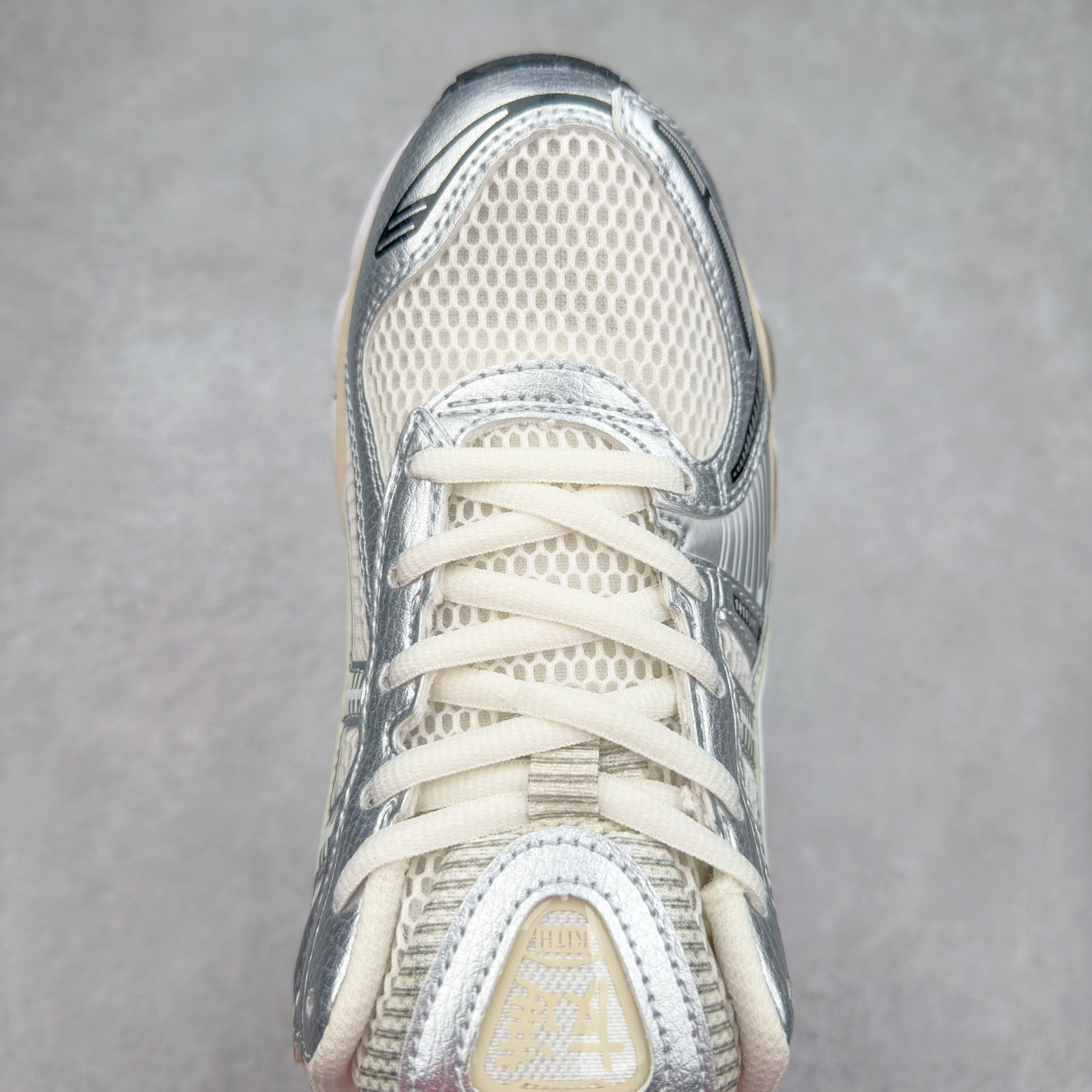 图片[4]-＃FA ASICS GEL-KAYANO 14 亚瑟士K14系列户外复古潮流百搭织物合成革缓震休闲跑步鞋 原装纸板楦头开发 独家私模五层组合大底 原厂定制缓震硅胶加持 原盒原配 官方四联吊牌 原装Ortholite轻量化鞋垫 设计师 Hidenori Yamashita 以「Flash」一词为灵感 创造出未来感金属色鞋面 改造升级内在性能 由内而外全面革新 为 GEL-KAYANO 家族传承及经典跑鞋文化的延续 创下里程碑式作品 K14跑鞋重新诠释了复古的跑步形状 并以其 2000 年代后期的美学理念重新铺装 银色与蓝色的鞋面极为高档 网面铺陈与鞋面、鞋头多处细节位增添了透气性 鞋后跟部中底上以及多密度耐磨鞋底增加了 GEL 缓震胶 提供高抗冲击性、缓冲性、可保护脚部免受地面冲击的影响 穿着舒适性十足 尺码：35.5 36 37 37.5 38 39 39.5 40.5 41.5 42 42.5 43.5 44 45-选品中心