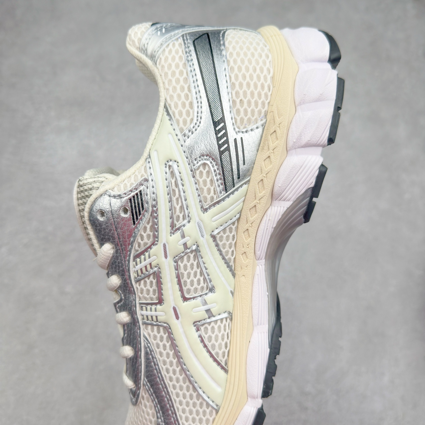 图片[7]-＃FA ASICS GEL-KAYANO 14 亚瑟士K14系列户外复古潮流百搭织物合成革缓震休闲跑步鞋 原装纸板楦头开发 独家私模五层组合大底 原厂定制缓震硅胶加持 原盒原配 官方四联吊牌 原装Ortholite轻量化鞋垫 设计师 Hidenori Yamashita 以「Flash」一词为灵感 创造出未来感金属色鞋面 改造升级内在性能 由内而外全面革新 为 GEL-KAYANO 家族传承及经典跑鞋文化的延续 创下里程碑式作品 K14跑鞋重新诠释了复古的跑步形状 并以其 2000 年代后期的美学理念重新铺装 银色与蓝色的鞋面极为高档 网面铺陈与鞋面、鞋头多处细节位增添了透气性 鞋后跟部中底上以及多密度耐磨鞋底增加了 GEL 缓震胶 提供高抗冲击性、缓冲性、可保护脚部免受地面冲击的影响 穿着舒适性十足 尺码：35.5 36 37 37.5 38 39 39.5 40.5 41.5 42 42.5 43.5 44 45-选品中心
