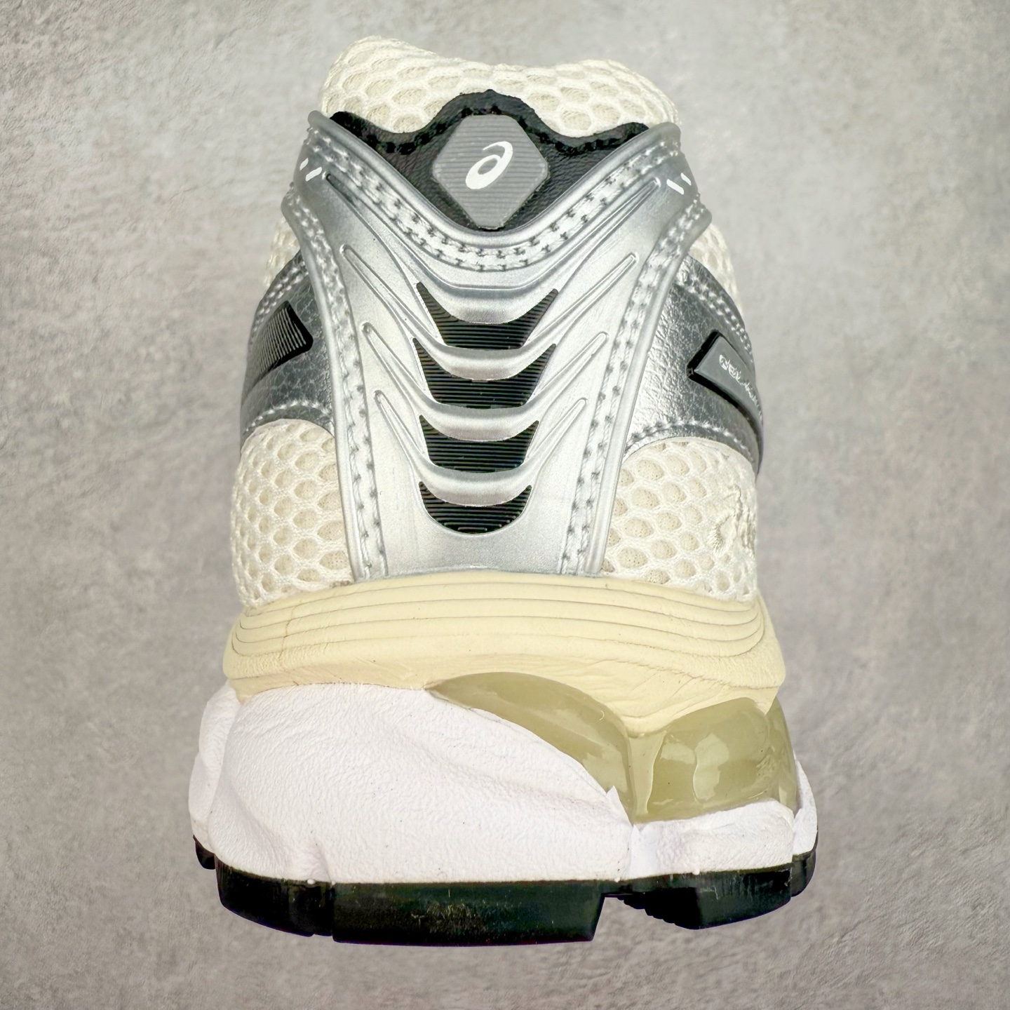 图片[8]-＃FA ASICS GEL-KAYANO 14 亚瑟士K14系列户外复古潮流百搭织物合成革缓震休闲跑步鞋 原装纸板楦头开发 独家私模五层组合大底 原厂定制缓震硅胶加持 原盒原配 官方四联吊牌 原装Ortholite轻量化鞋垫 设计师 Hidenori Yamashita 以「Flash」一词为灵感 创造出未来感金属色鞋面 改造升级内在性能 由内而外全面革新 为 GEL-KAYANO 家族传承及经典跑鞋文化的延续 创下里程碑式作品 K14跑鞋重新诠释了复古的跑步形状 并以其 2000 年代后期的美学理念重新铺装 银色与蓝色的鞋面极为高档 网面铺陈与鞋面、鞋头多处细节位增添了透气性 鞋后跟部中底上以及多密度耐磨鞋底增加了 GEL 缓震胶 提供高抗冲击性、缓冲性、可保护脚部免受地面冲击的影响 穿着舒适性十足 尺码：35.5 36 37 37.5 38 39 39.5 40.5 41.5 42 42.5 43.5 44 45-选品中心