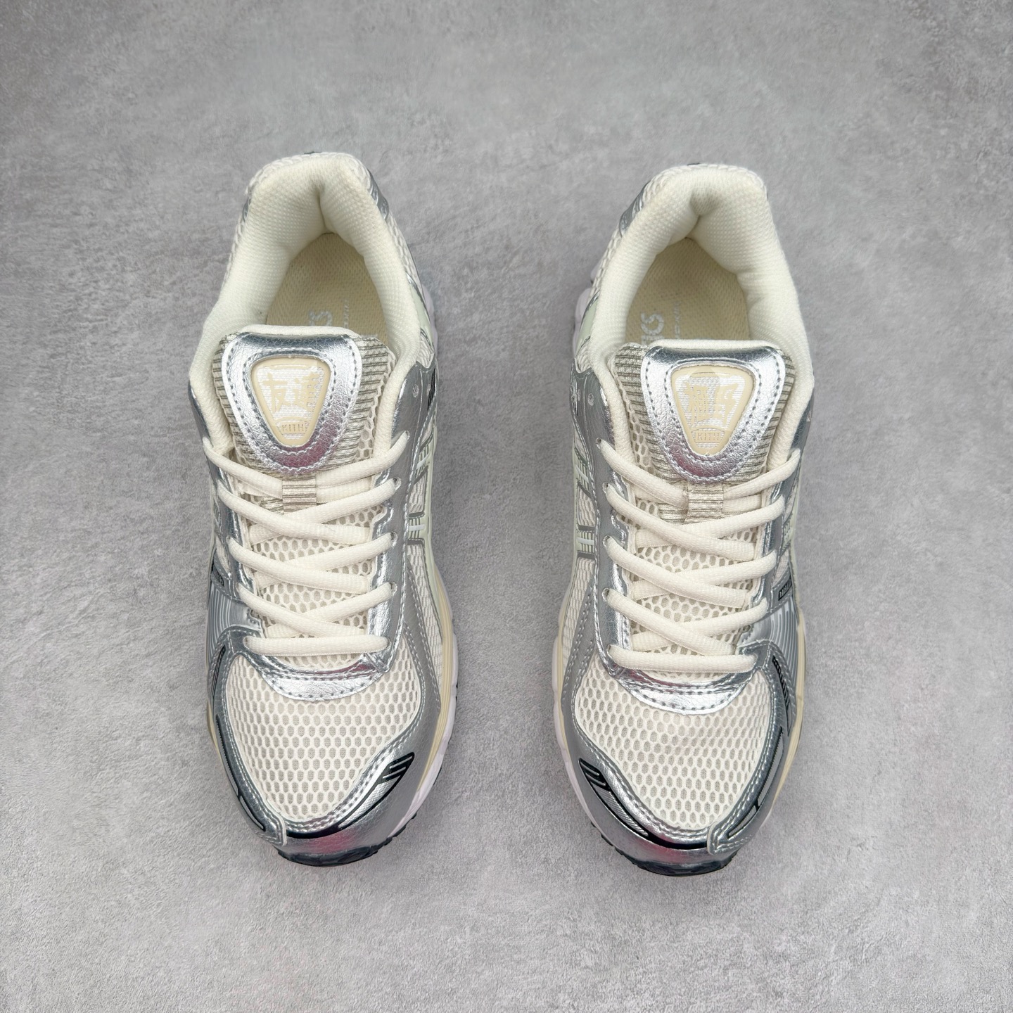 图片[2]-＃FA ASICS GEL-KAYANO 14 亚瑟士K14系列户外复古潮流百搭织物合成革缓震休闲跑步鞋 原装纸板楦头开发 独家私模五层组合大底 原厂定制缓震硅胶加持 原盒原配 官方四联吊牌 原装Ortholite轻量化鞋垫 设计师 Hidenori Yamashita 以「Flash」一词为灵感 创造出未来感金属色鞋面 改造升级内在性能 由内而外全面革新 为 GEL-KAYANO 家族传承及经典跑鞋文化的延续 创下里程碑式作品 K14跑鞋重新诠释了复古的跑步形状 并以其 2000 年代后期的美学理念重新铺装 银色与蓝色的鞋面极为高档 网面铺陈与鞋面、鞋头多处细节位增添了透气性 鞋后跟部中底上以及多密度耐磨鞋底增加了 GEL 缓震胶 提供高抗冲击性、缓冲性、可保护脚部免受地面冲击的影响 穿着舒适性十足 尺码：35.5 36 37 37.5 38 39 39.5 40.5 41.5 42 42.5 43.5 44 45-选品中心