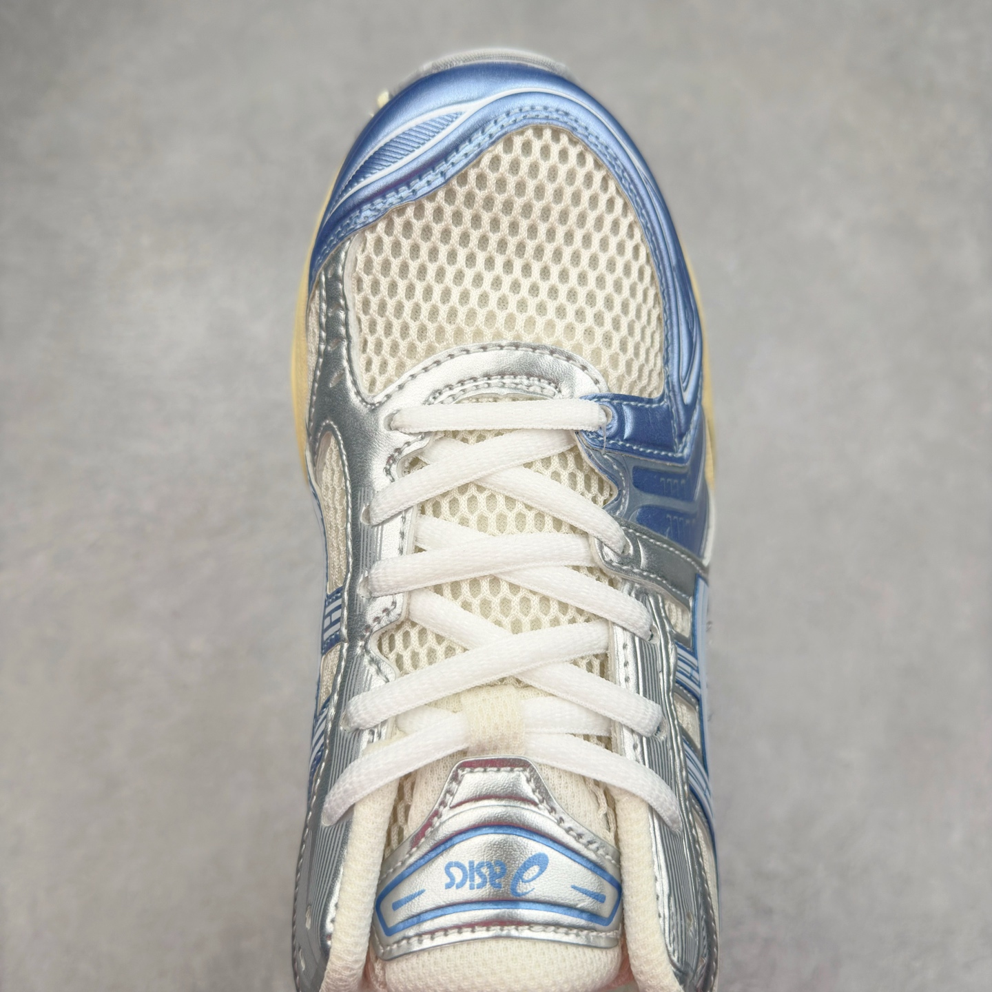 图片[4]-＃FA ASICS GEL-KAYANO 14 亚瑟士K14系列户外复古潮流百搭织物合成革缓震休闲跑步鞋 原装纸板楦头开发 独家私模五层组合大底 原厂定制缓震硅胶加持 原盒原配 官方四联吊牌 原装Ortholite轻量化鞋垫 设计师 Hidenori Yamashita 以「Flash」一词为灵感 创造出未来感金属色鞋面 改造升级内在性能 由内而外全面革新 为 GEL-KAYANO 家族传承及经典跑鞋文化的延续 创下里程碑式作品 K14跑鞋重新诠释了复古的跑步形状 并以其 2000 年代后期的美学理念重新铺装 银色与蓝色的鞋面极为高档 网面铺陈与鞋面、鞋头多处细节位增添了透气性 鞋后跟部中底上以及多密度耐磨鞋底增加了 GEL 缓震胶 提供高抗冲击性、缓冲性、可保护脚部免受地面冲击的影响 穿着舒适性十足 尺码：35.5 36 37 37.5 38 39 39.5 40.5 41.5 42 42.5 43.5 44 45-选品中心