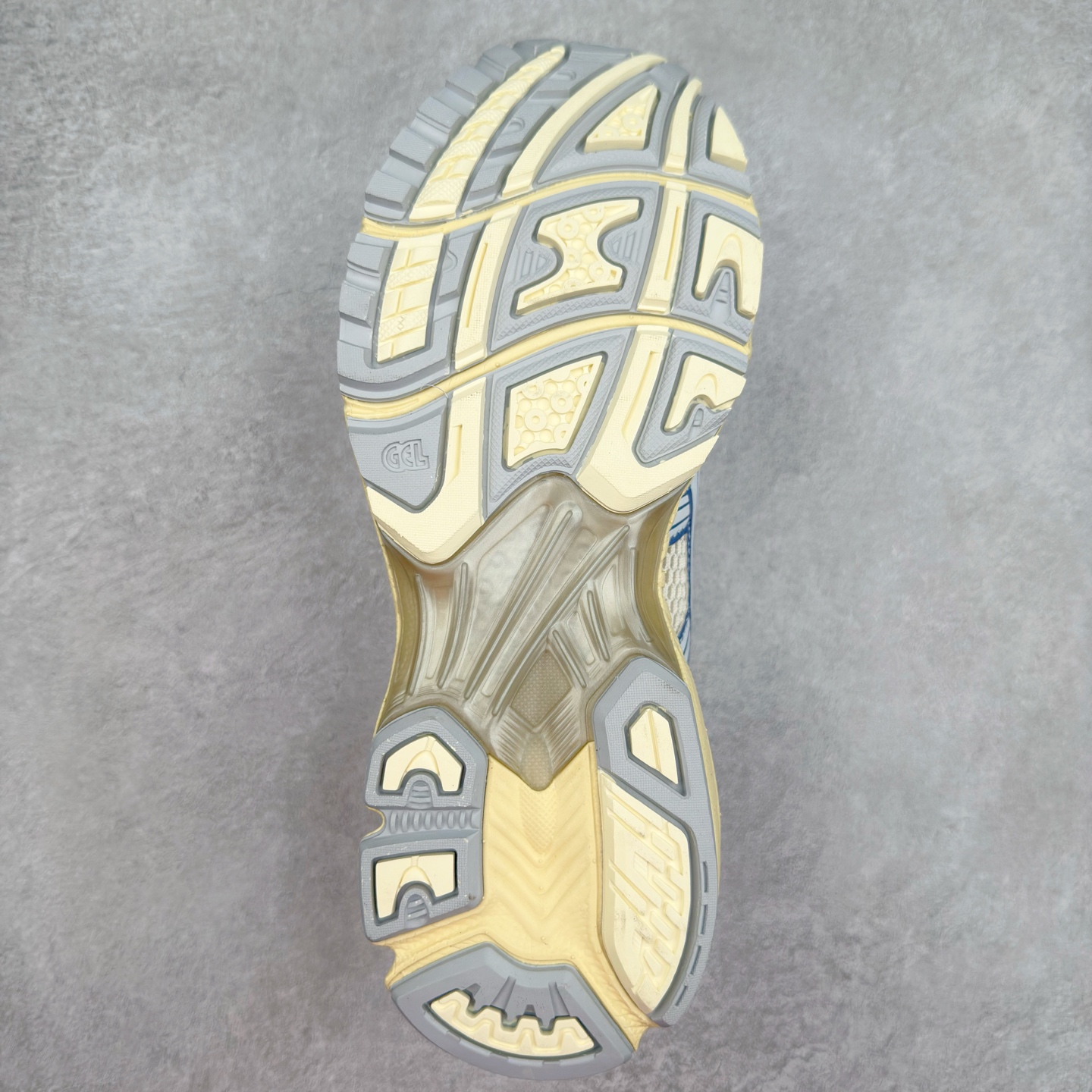 图片[9]-＃FA ASICS GEL-KAYANO 14 亚瑟士K14系列户外复古潮流百搭织物合成革缓震休闲跑步鞋 原装纸板楦头开发 独家私模五层组合大底 原厂定制缓震硅胶加持 原盒原配 官方四联吊牌 原装Ortholite轻量化鞋垫 设计师 Hidenori Yamashita 以「Flash」一词为灵感 创造出未来感金属色鞋面 改造升级内在性能 由内而外全面革新 为 GEL-KAYANO 家族传承及经典跑鞋文化的延续 创下里程碑式作品 K14跑鞋重新诠释了复古的跑步形状 并以其 2000 年代后期的美学理念重新铺装 银色与蓝色的鞋面极为高档 网面铺陈与鞋面、鞋头多处细节位增添了透气性 鞋后跟部中底上以及多密度耐磨鞋底增加了 GEL 缓震胶 提供高抗冲击性、缓冲性、可保护脚部免受地面冲击的影响 穿着舒适性十足 尺码：35.5 36 37 37.5 38 39 39.5 40.5 41.5 42 42.5 43.5 44 45-选品中心