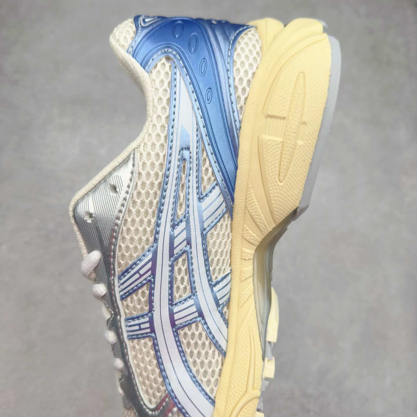 图片[7]-＃FA ASICS GEL-KAYANO 14 亚瑟士K14系列户外复古潮流百搭织物合成革缓震休闲跑步鞋 原装纸板楦头开发 独家私模五层组合大底 原厂定制缓震硅胶加持 原盒原配 官方四联吊牌 原装Ortholite轻量化鞋垫 设计师 Hidenori Yamashita 以「Flash」一词为灵感 创造出未来感金属色鞋面 改造升级内在性能 由内而外全面革新 为 GEL-KAYANO 家族传承及经典跑鞋文化的延续 创下里程碑式作品 K14跑鞋重新诠释了复古的跑步形状 并以其 2000 年代后期的美学理念重新铺装 银色与蓝色的鞋面极为高档 网面铺陈与鞋面、鞋头多处细节位增添了透气性 鞋后跟部中底上以及多密度耐磨鞋底增加了 GEL 缓震胶 提供高抗冲击性、缓冲性、可保护脚部免受地面冲击的影响 穿着舒适性十足 尺码：35.5 36 37 37.5 38 39 39.5 40.5 41.5 42 42.5 43.5 44 45-选品中心