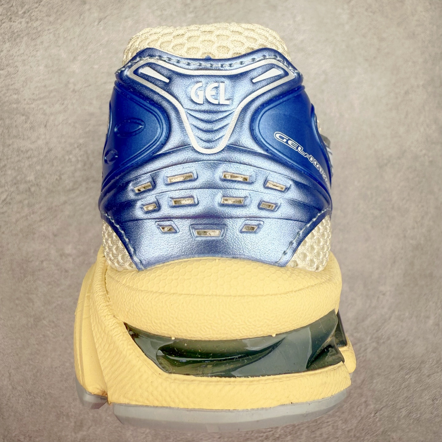 图片[8]-＃FA ASICS GEL-KAYANO 14 亚瑟士K14系列户外复古潮流百搭织物合成革缓震休闲跑步鞋 原装纸板楦头开发 独家私模五层组合大底 原厂定制缓震硅胶加持 原盒原配 官方四联吊牌 原装Ortholite轻量化鞋垫 设计师 Hidenori Yamashita 以「Flash」一词为灵感 创造出未来感金属色鞋面 改造升级内在性能 由内而外全面革新 为 GEL-KAYANO 家族传承及经典跑鞋文化的延续 创下里程碑式作品 K14跑鞋重新诠释了复古的跑步形状 并以其 2000 年代后期的美学理念重新铺装 银色与蓝色的鞋面极为高档 网面铺陈与鞋面、鞋头多处细节位增添了透气性 鞋后跟部中底上以及多密度耐磨鞋底增加了 GEL 缓震胶 提供高抗冲击性、缓冲性、可保护脚部免受地面冲击的影响 穿着舒适性十足 尺码：35.5 36 37 37.5 38 39 39.5 40.5 41.5 42 42.5 43.5 44 45-选品中心