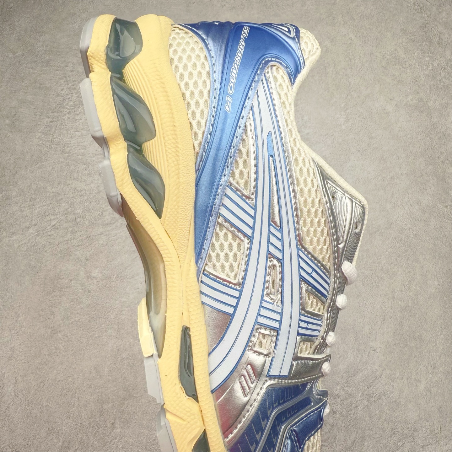 图片[6]-＃FA ASICS GEL-KAYANO 14 亚瑟士K14系列户外复古潮流百搭织物合成革缓震休闲跑步鞋 原装纸板楦头开发 独家私模五层组合大底 原厂定制缓震硅胶加持 原盒原配 官方四联吊牌 原装Ortholite轻量化鞋垫 设计师 Hidenori Yamashita 以「Flash」一词为灵感 创造出未来感金属色鞋面 改造升级内在性能 由内而外全面革新 为 GEL-KAYANO 家族传承及经典跑鞋文化的延续 创下里程碑式作品 K14跑鞋重新诠释了复古的跑步形状 并以其 2000 年代后期的美学理念重新铺装 银色与蓝色的鞋面极为高档 网面铺陈与鞋面、鞋头多处细节位增添了透气性 鞋后跟部中底上以及多密度耐磨鞋底增加了 GEL 缓震胶 提供高抗冲击性、缓冲性、可保护脚部免受地面冲击的影响 穿着舒适性十足 尺码：35.5 36 37 37.5 38 39 39.5 40.5 41.5 42 42.5 43.5 44 45-选品中心