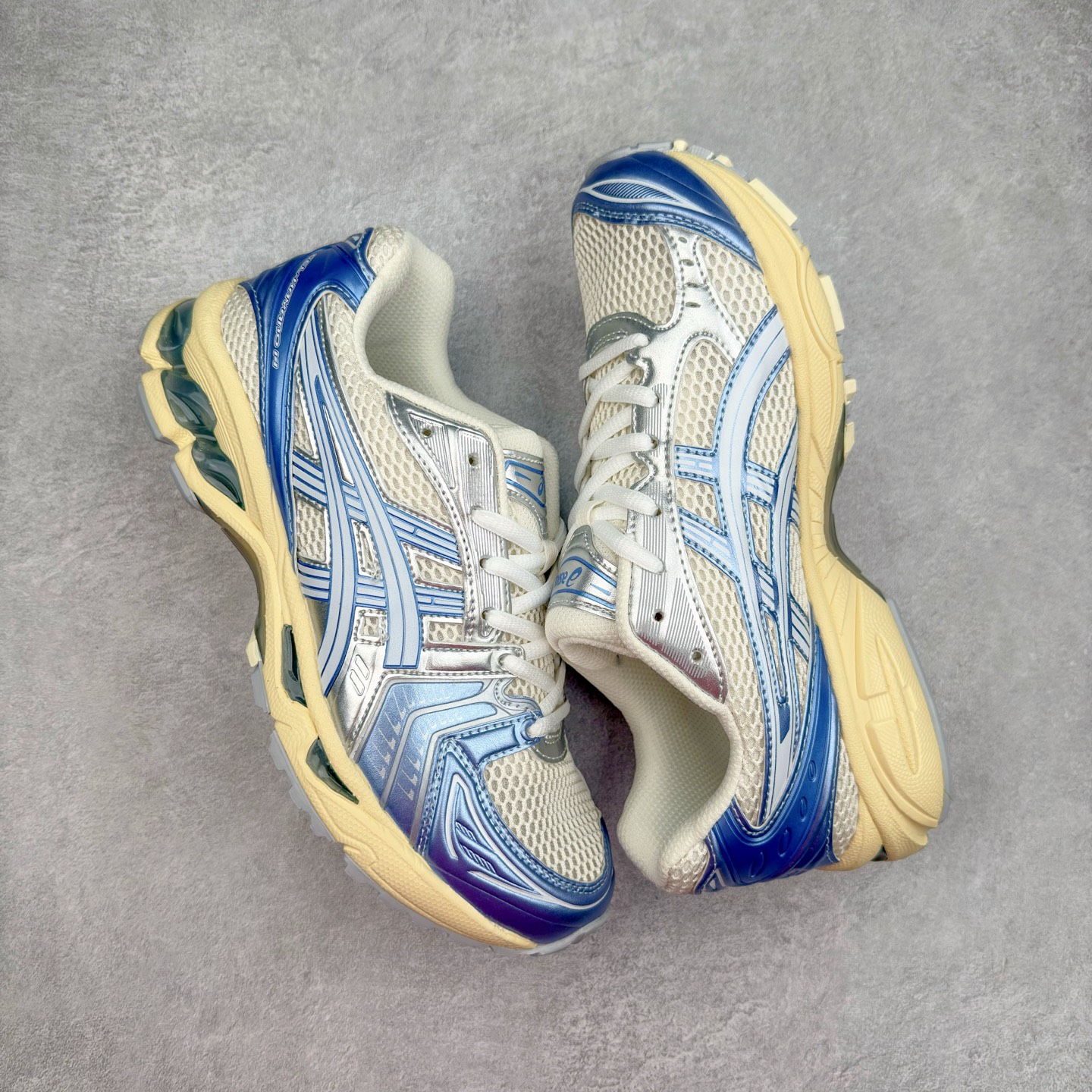 图片[3]-＃FA ASICS GEL-KAYANO 14 亚瑟士K14系列户外复古潮流百搭织物合成革缓震休闲跑步鞋 原装纸板楦头开发 独家私模五层组合大底 原厂定制缓震硅胶加持 原盒原配 官方四联吊牌 原装Ortholite轻量化鞋垫 设计师 Hidenori Yamashita 以「Flash」一词为灵感 创造出未来感金属色鞋面 改造升级内在性能 由内而外全面革新 为 GEL-KAYANO 家族传承及经典跑鞋文化的延续 创下里程碑式作品 K14跑鞋重新诠释了复古的跑步形状 并以其 2000 年代后期的美学理念重新铺装 银色与蓝色的鞋面极为高档 网面铺陈与鞋面、鞋头多处细节位增添了透气性 鞋后跟部中底上以及多密度耐磨鞋底增加了 GEL 缓震胶 提供高抗冲击性、缓冲性、可保护脚部免受地面冲击的影响 穿着舒适性十足 尺码：35.5 36 37 37.5 38 39 39.5 40.5 41.5 42 42.5 43.5 44 45-选品中心