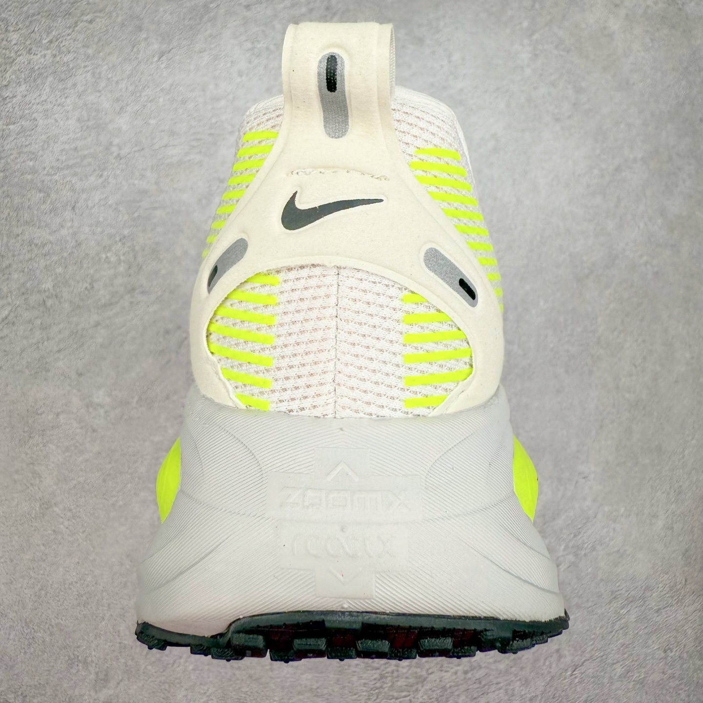 图片[8]-NK Air Zoom Vomero 18 轻便舒适公路跑步鞋 HQ2157-003 质感柔软 弹力充沛 助力一路畅跑 乐享不停 厚实泡绵缔造舒适的回弹效果 铸就出色跑步表现 该鞋款轻盈透气 带你步入舒适新境界 疾速刺激感和非凡舒适脚感交织 定能让跑者在迈步间找到渴望已久的跑步乐趣 自如掌控跑步节奏、配速和里程 足底缓震配置赋予双足柔软舒适感受 助你一路畅跑 缓震设计 在双足触地时有助提供舒适脚感 搭载性能出众的 ZoomX 和 Cushlon 泡绵 营造柔软舒适脚感 助你稳稳迈步 基于跑者反馈 简化中底设计 带来出色舒适感 尺码：36 36.5 37.5 38 38.5 39 40 40.5 41 42 42.5 43 44 44.5 45-选品中心