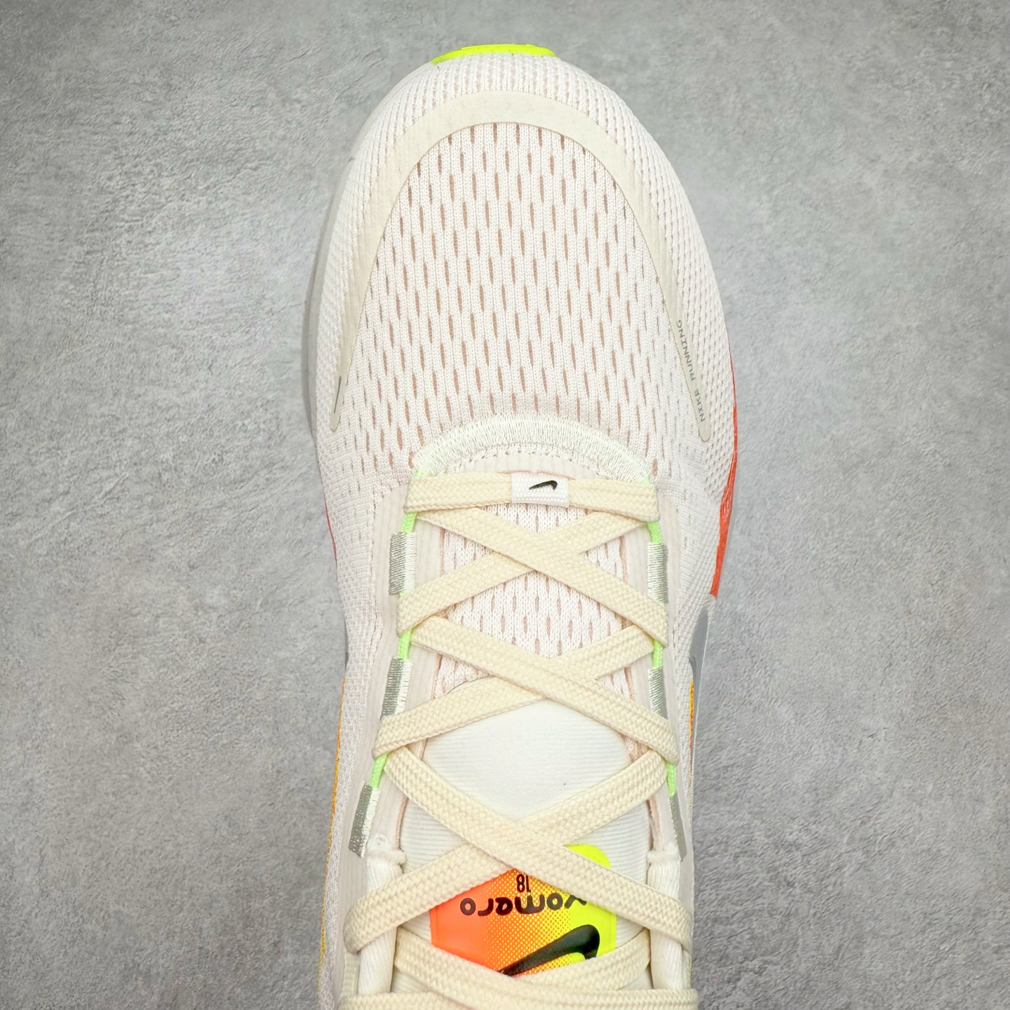 图片[4]-NK Air Zoom Vomero 18 轻便舒适公路跑步鞋 HQ2157-003 质感柔软 弹力充沛 助力一路畅跑 乐享不停 厚实泡绵缔造舒适的回弹效果 铸就出色跑步表现 该鞋款轻盈透气 带你步入舒适新境界 疾速刺激感和非凡舒适脚感交织 定能让跑者在迈步间找到渴望已久的跑步乐趣 自如掌控跑步节奏、配速和里程 足底缓震配置赋予双足柔软舒适感受 助你一路畅跑 缓震设计 在双足触地时有助提供舒适脚感 搭载性能出众的 ZoomX 和 Cushlon 泡绵 营造柔软舒适脚感 助你稳稳迈步 基于跑者反馈 简化中底设计 带来出色舒适感 尺码：36 36.5 37.5 38 38.5 39 40 40.5 41 42 42.5 43 44 44.5 45-选品中心