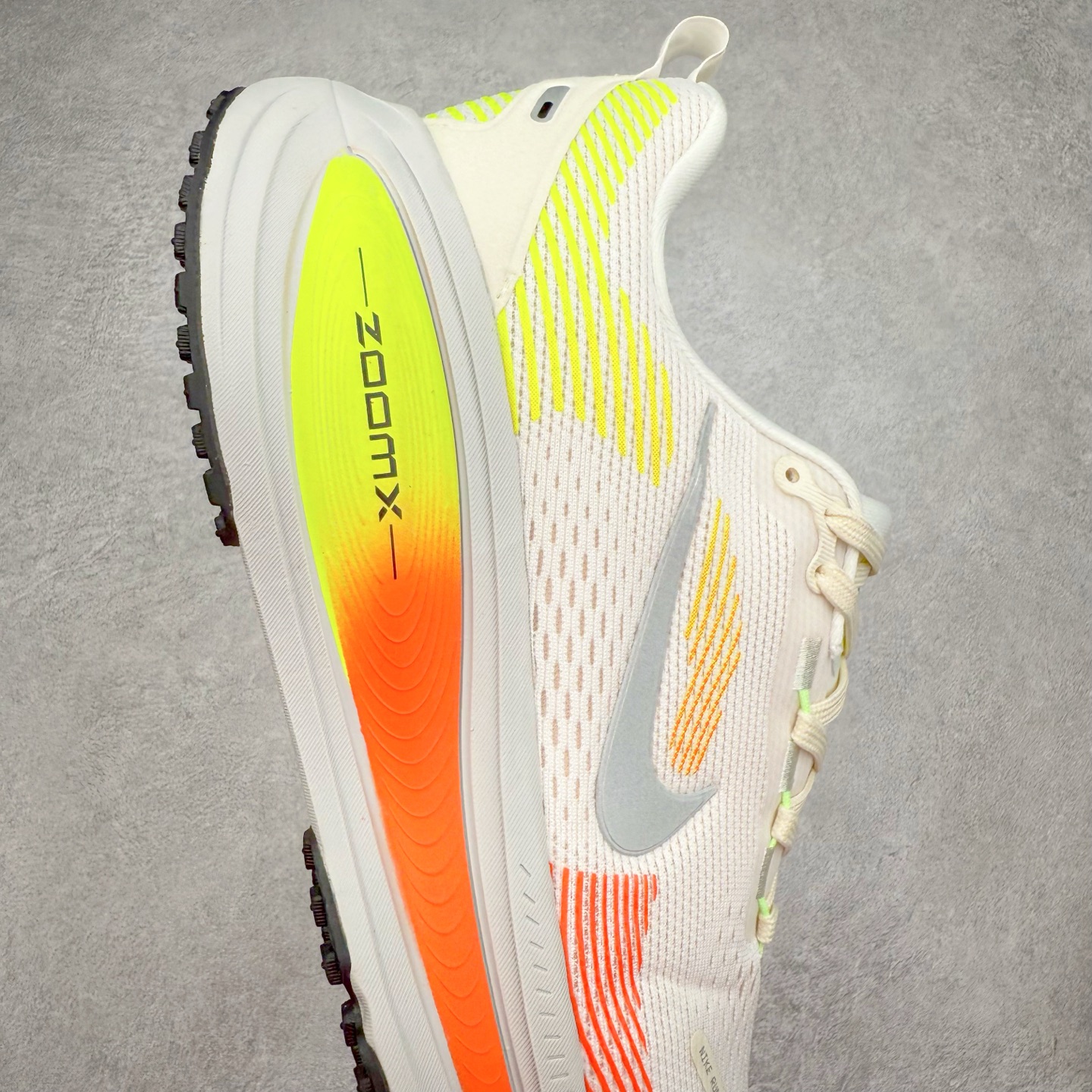 图片[6]-NK Air Zoom Vomero 18 轻便舒适公路跑步鞋 HQ2157-003 质感柔软 弹力充沛 助力一路畅跑 乐享不停 厚实泡绵缔造舒适的回弹效果 铸就出色跑步表现 该鞋款轻盈透气 带你步入舒适新境界 疾速刺激感和非凡舒适脚感交织 定能让跑者在迈步间找到渴望已久的跑步乐趣 自如掌控跑步节奏、配速和里程 足底缓震配置赋予双足柔软舒适感受 助你一路畅跑 缓震设计 在双足触地时有助提供舒适脚感 搭载性能出众的 ZoomX 和 Cushlon 泡绵 营造柔软舒适脚感 助你稳稳迈步 基于跑者反馈 简化中底设计 带来出色舒适感 尺码：36 36.5 37.5 38 38.5 39 40 40.5 41 42 42.5 43 44 44.5 45-选品中心