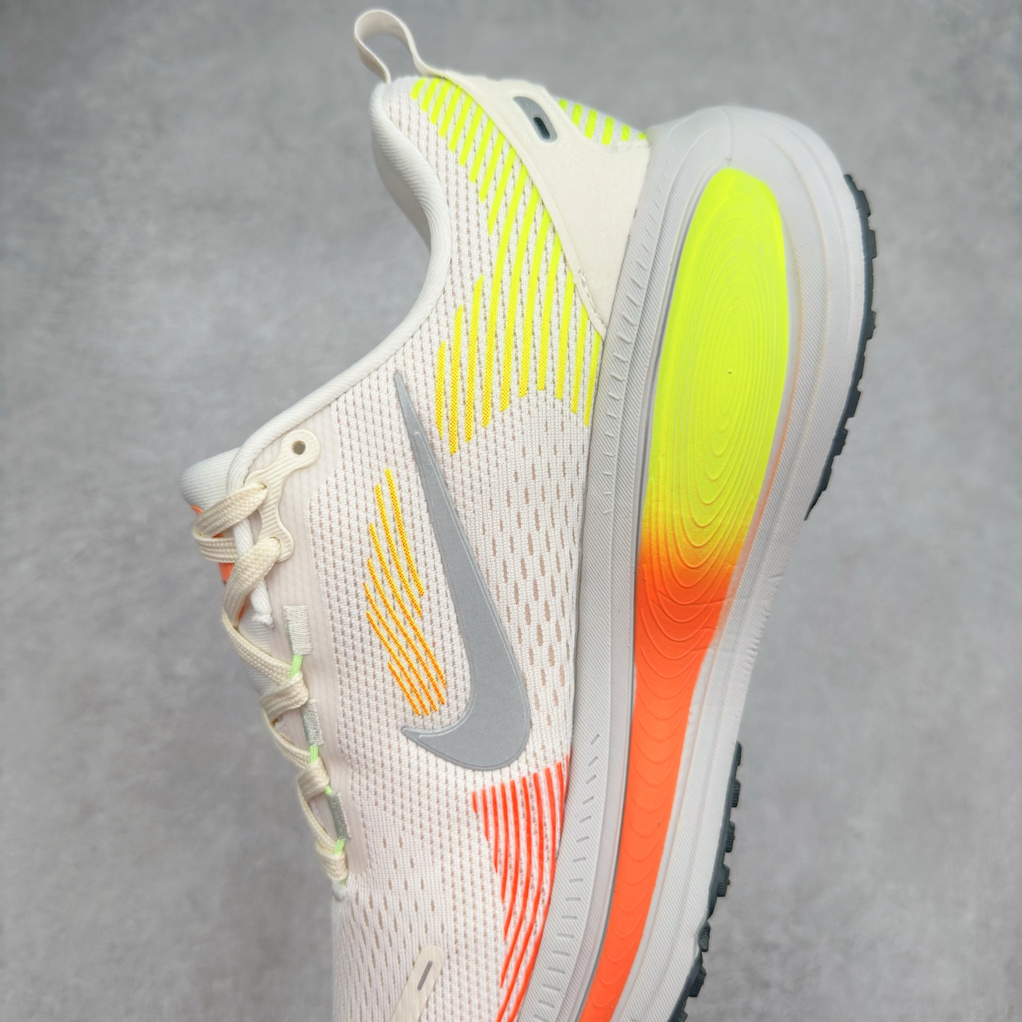 图片[7]-NK Air Zoom Vomero 18 轻便舒适公路跑步鞋 HQ2157-003 质感柔软 弹力充沛 助力一路畅跑 乐享不停 厚实泡绵缔造舒适的回弹效果 铸就出色跑步表现 该鞋款轻盈透气 带你步入舒适新境界 疾速刺激感和非凡舒适脚感交织 定能让跑者在迈步间找到渴望已久的跑步乐趣 自如掌控跑步节奏、配速和里程 足底缓震配置赋予双足柔软舒适感受 助你一路畅跑 缓震设计 在双足触地时有助提供舒适脚感 搭载性能出众的 ZoomX 和 Cushlon 泡绵 营造柔软舒适脚感 助你稳稳迈步 基于跑者反馈 简化中底设计 带来出色舒适感 尺码：36 36.5 37.5 38 38.5 39 40 40.5 41 42 42.5 43 44 44.5 45-选品中心