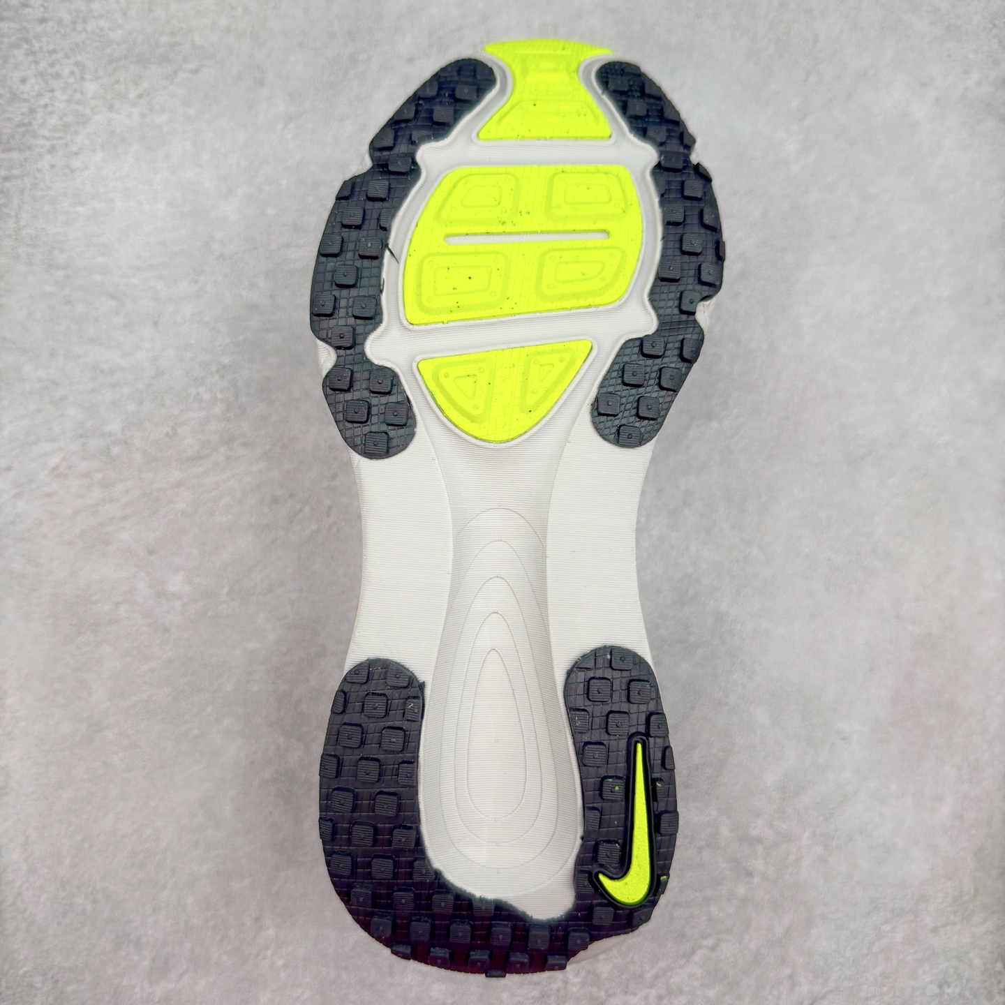 图片[9]-NK Air Zoom Vomero 18 轻便舒适公路跑步鞋 HQ2157-003 质感柔软 弹力充沛 助力一路畅跑 乐享不停 厚实泡绵缔造舒适的回弹效果 铸就出色跑步表现 该鞋款轻盈透气 带你步入舒适新境界 疾速刺激感和非凡舒适脚感交织 定能让跑者在迈步间找到渴望已久的跑步乐趣 自如掌控跑步节奏、配速和里程 足底缓震配置赋予双足柔软舒适感受 助你一路畅跑 缓震设计 在双足触地时有助提供舒适脚感 搭载性能出众的 ZoomX 和 Cushlon 泡绵 营造柔软舒适脚感 助你稳稳迈步 基于跑者反馈 简化中底设计 带来出色舒适感 尺码：36 36.5 37.5 38 38.5 39 40 40.5 41 42 42.5 43 44 44.5 45-选品中心