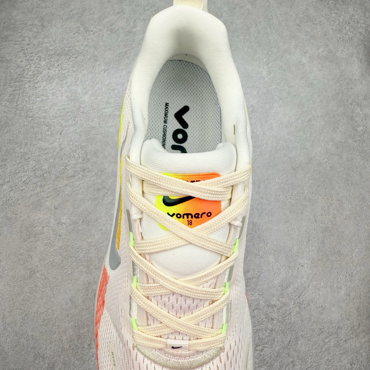 图片[5]-NK Air Zoom Vomero 18 轻便舒适公路跑步鞋 HQ2157-003 质感柔软 弹力充沛 助力一路畅跑 乐享不停 厚实泡绵缔造舒适的回弹效果 铸就出色跑步表现 该鞋款轻盈透气 带你步入舒适新境界 疾速刺激感和非凡舒适脚感交织 定能让跑者在迈步间找到渴望已久的跑步乐趣 自如掌控跑步节奏、配速和里程 足底缓震配置赋予双足柔软舒适感受 助你一路畅跑 缓震设计 在双足触地时有助提供舒适脚感 搭载性能出众的 ZoomX 和 Cushlon 泡绵 营造柔软舒适脚感 助你稳稳迈步 基于跑者反馈 简化中底设计 带来出色舒适感 尺码：36 36.5 37.5 38 38.5 39 40 40.5 41 42 42.5 43 44 44.5 45-选品中心