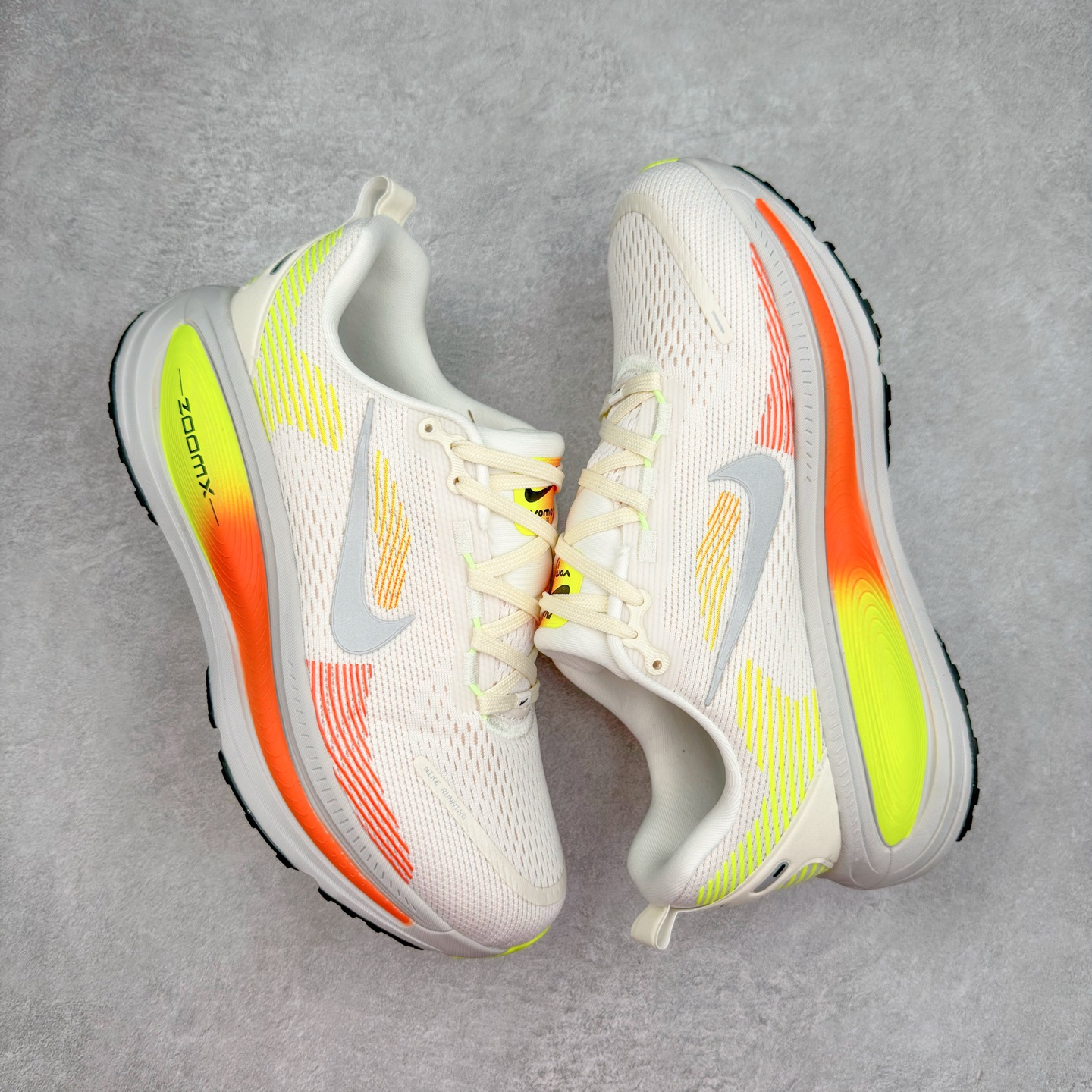 图片[3]-NK Air Zoom Vomero 18 轻便舒适公路跑步鞋 HQ2157-003 质感柔软 弹力充沛 助力一路畅跑 乐享不停 厚实泡绵缔造舒适的回弹效果 铸就出色跑步表现 该鞋款轻盈透气 带你步入舒适新境界 疾速刺激感和非凡舒适脚感交织 定能让跑者在迈步间找到渴望已久的跑步乐趣 自如掌控跑步节奏、配速和里程 足底缓震配置赋予双足柔软舒适感受 助你一路畅跑 缓震设计 在双足触地时有助提供舒适脚感 搭载性能出众的 ZoomX 和 Cushlon 泡绵 营造柔软舒适脚感 助你稳稳迈步 基于跑者反馈 简化中底设计 带来出色舒适感 尺码：36 36.5 37.5 38 38.5 39 40 40.5 41 42 42.5 43 44 44.5 45-选品中心