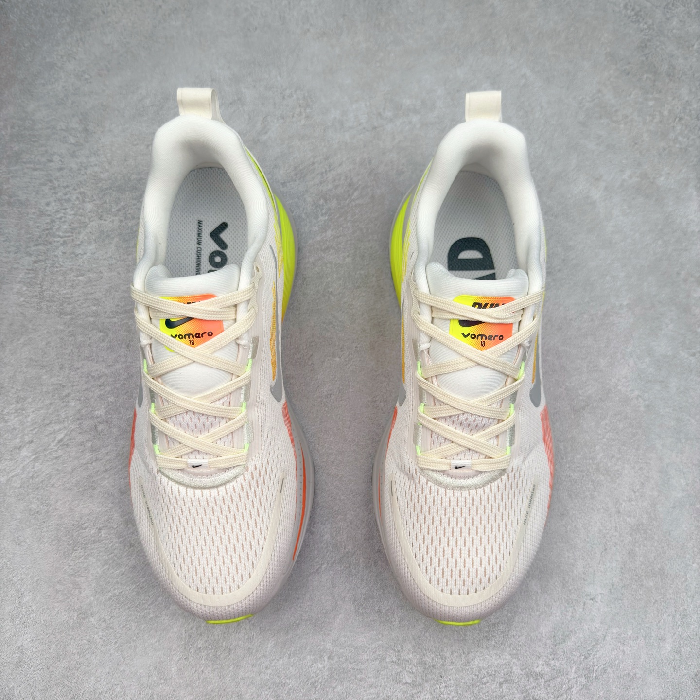 图片[2]-NK Air Zoom Vomero 18 轻便舒适公路跑步鞋 HQ2157-003 质感柔软 弹力充沛 助力一路畅跑 乐享不停 厚实泡绵缔造舒适的回弹效果 铸就出色跑步表现 该鞋款轻盈透气 带你步入舒适新境界 疾速刺激感和非凡舒适脚感交织 定能让跑者在迈步间找到渴望已久的跑步乐趣 自如掌控跑步节奏、配速和里程 足底缓震配置赋予双足柔软舒适感受 助你一路畅跑 缓震设计 在双足触地时有助提供舒适脚感 搭载性能出众的 ZoomX 和 Cushlon 泡绵 营造柔软舒适脚感 助你稳稳迈步 基于跑者反馈 简化中底设计 带来出色舒适感 尺码：36 36.5 37.5 38 38.5 39 40 40.5 41 42 42.5 43 44 44.5 45-选品中心