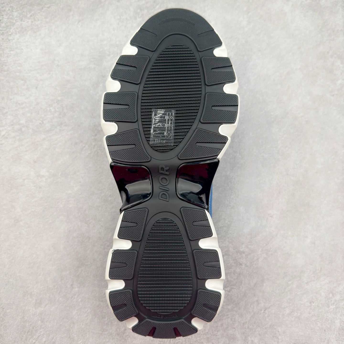 图片[9]-＃GD广顶 DIOR B44 Blade 迪奥2024新款圆头系带跑步鞋 新款鞋款的特点是受到 21 世纪启发的大胆蓬松造型 B44 Blade 运动鞋采用渐变技术网布制成 配有同色技术面料面板 鞋底上配有对比鲜明的 Blade 嵌件 与跑步世界息息相关 这款运动鞋具有运动、复古未来主义的外观 配有超细纤维和帆布嵌件 并饰有标志性的“Dior”标志 点缀在鞋面、鞋跟和侧面 鞋型饰有 Dior 和Lewis Hamilton标志性饰物 悬挂在鞋眼上 而鞋面、鞋跟和侧面则饰有 Dior 标志 尺码：36 37 38 39 40 41 42 43 44 45-选品中心