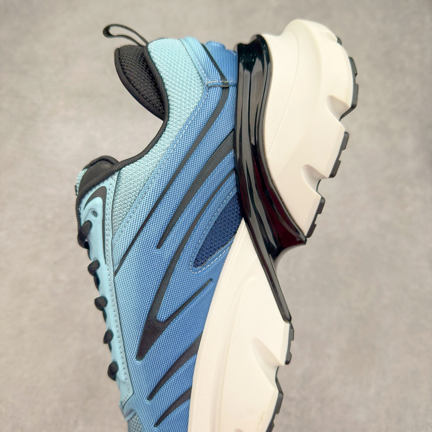 图片[7]-＃GD广顶 DIOR B44 Blade 迪奥2024新款圆头系带跑步鞋 新款鞋款的特点是受到 21 世纪启发的大胆蓬松造型 B44 Blade 运动鞋采用渐变技术网布制成 配有同色技术面料面板 鞋底上配有对比鲜明的 Blade 嵌件 与跑步世界息息相关 这款运动鞋具有运动、复古未来主义的外观 配有超细纤维和帆布嵌件 并饰有标志性的“Dior”标志 点缀在鞋面、鞋跟和侧面 鞋型饰有 Dior 和Lewis Hamilton标志性饰物 悬挂在鞋眼上 而鞋面、鞋跟和侧面则饰有 Dior 标志 尺码：36 37 38 39 40 41 42 43 44 45-选品中心