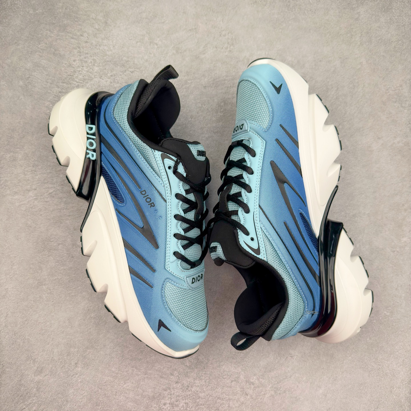 图片[3]-＃GD广顶 DIOR B44 Blade 迪奥2024新款圆头系带跑步鞋 新款鞋款的特点是受到 21 世纪启发的大胆蓬松造型 B44 Blade 运动鞋采用渐变技术网布制成 配有同色技术面料面板 鞋底上配有对比鲜明的 Blade 嵌件 与跑步世界息息相关 这款运动鞋具有运动、复古未来主义的外观 配有超细纤维和帆布嵌件 并饰有标志性的“Dior”标志 点缀在鞋面、鞋跟和侧面 鞋型饰有 Dior 和Lewis Hamilton标志性饰物 悬挂在鞋眼上 而鞋面、鞋跟和侧面则饰有 Dior 标志 尺码：36 37 38 39 40 41 42 43 44 45-选品中心