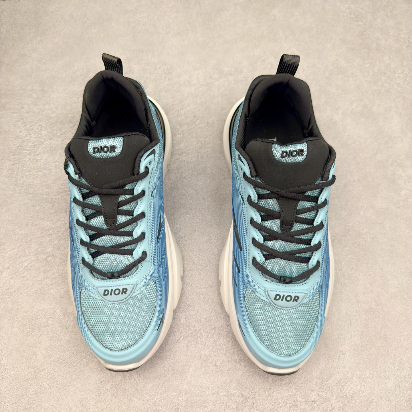 图片[2]-＃GD广顶 DIOR B44 Blade 迪奥2024新款圆头系带跑步鞋 新款鞋款的特点是受到 21 世纪启发的大胆蓬松造型 B44 Blade 运动鞋采用渐变技术网布制成 配有同色技术面料面板 鞋底上配有对比鲜明的 Blade 嵌件 与跑步世界息息相关 这款运动鞋具有运动、复古未来主义的外观 配有超细纤维和帆布嵌件 并饰有标志性的“Dior”标志 点缀在鞋面、鞋跟和侧面 鞋型饰有 Dior 和Lewis Hamilton标志性饰物 悬挂在鞋眼上 而鞋面、鞋跟和侧面则饰有 Dior 标志 尺码：36 37 38 39 40 41 42 43 44 45-选品中心