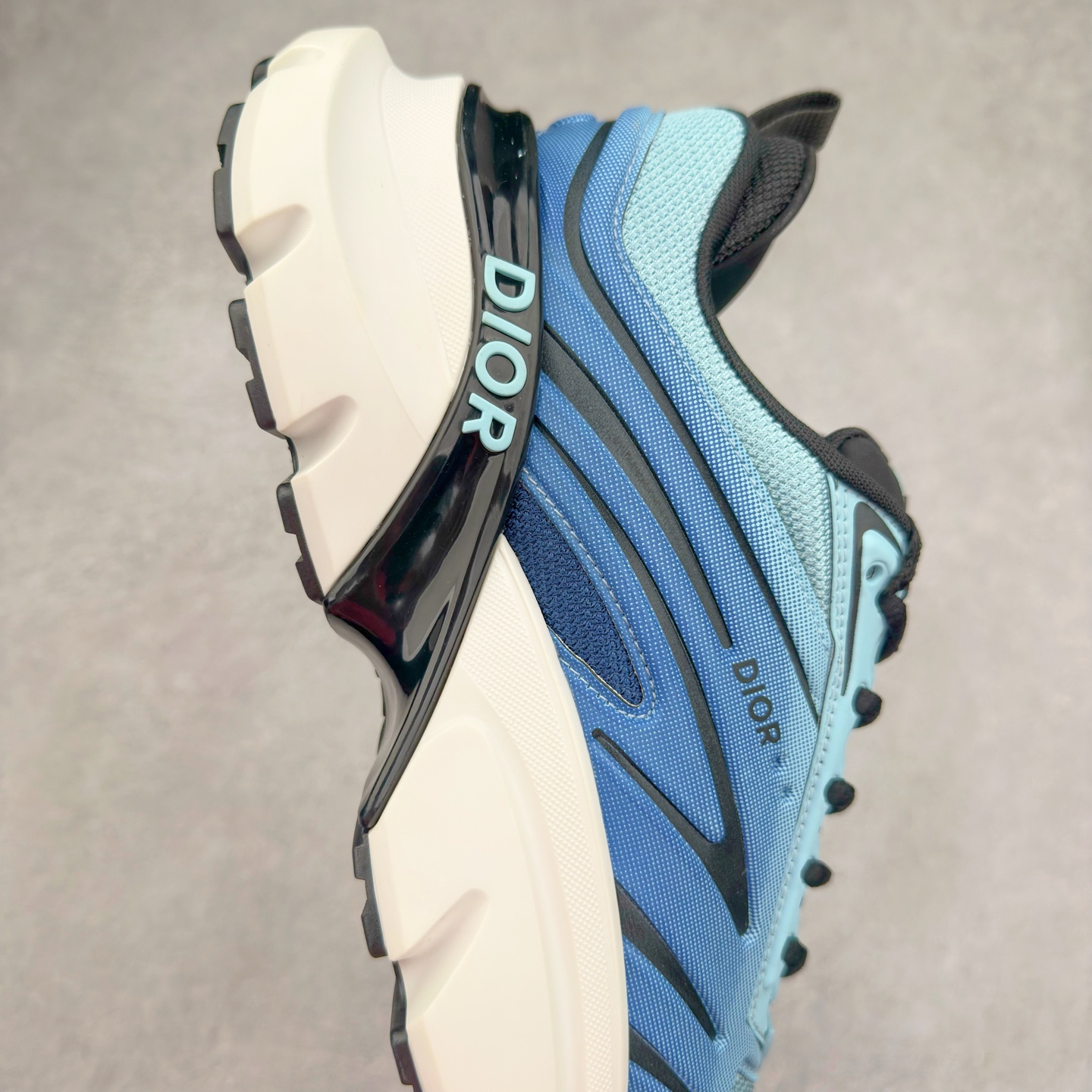 图片[6]-＃GD广顶 DIOR B44 Blade 迪奥2024新款圆头系带跑步鞋 新款鞋款的特点是受到 21 世纪启发的大胆蓬松造型 B44 Blade 运动鞋采用渐变技术网布制成 配有同色技术面料面板 鞋底上配有对比鲜明的 Blade 嵌件 与跑步世界息息相关 这款运动鞋具有运动、复古未来主义的外观 配有超细纤维和帆布嵌件 并饰有标志性的“Dior”标志 点缀在鞋面、鞋跟和侧面 鞋型饰有 Dior 和Lewis Hamilton标志性饰物 悬挂在鞋眼上 而鞋面、鞋跟和侧面则饰有 Dior 标志 尺码：36 37 38 39 40 41 42 43 44 45-选品中心