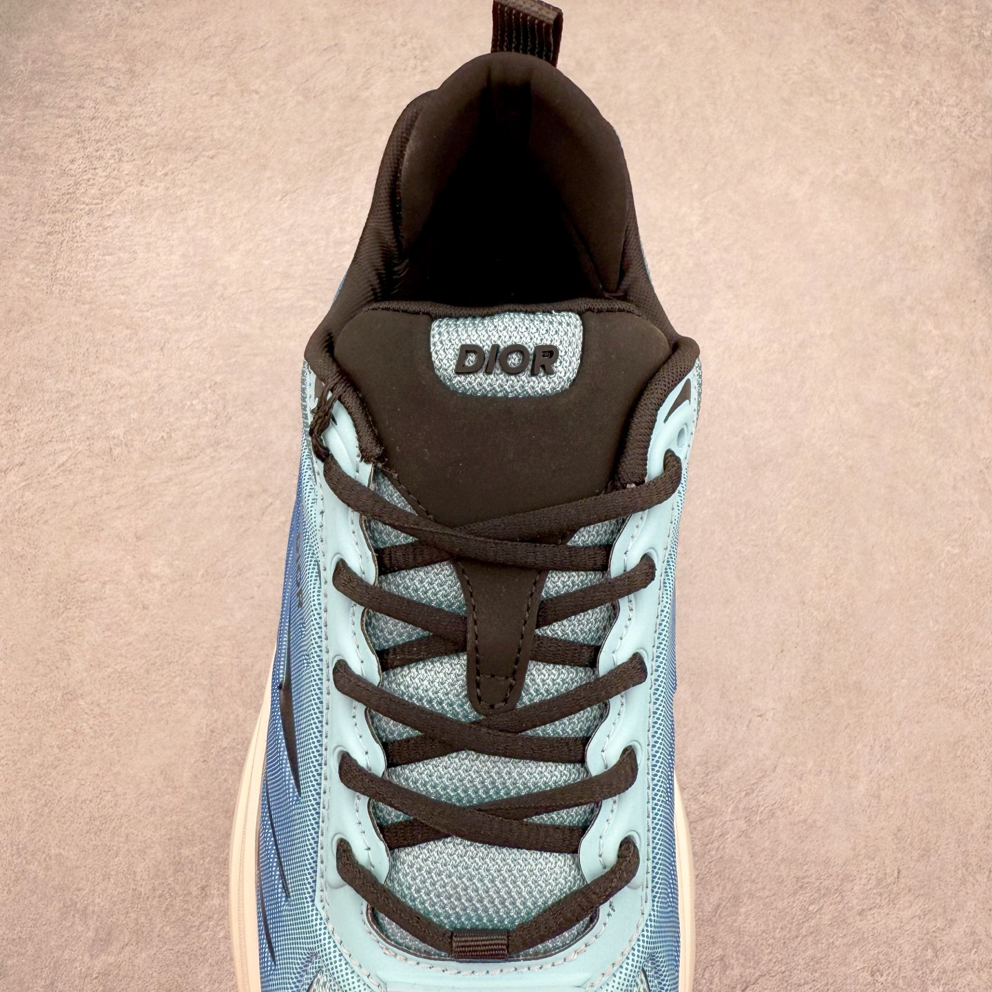 图片[5]-＃GD广顶 DIOR B44 Blade 迪奥2024新款圆头系带跑步鞋 新款鞋款的特点是受到 21 世纪启发的大胆蓬松造型 B44 Blade 运动鞋采用渐变技术网布制成 配有同色技术面料面板 鞋底上配有对比鲜明的 Blade 嵌件 与跑步世界息息相关 这款运动鞋具有运动、复古未来主义的外观 配有超细纤维和帆布嵌件 并饰有标志性的“Dior”标志 点缀在鞋面、鞋跟和侧面 鞋型饰有 Dior 和Lewis Hamilton标志性饰物 悬挂在鞋眼上 而鞋面、鞋跟和侧面则饰有 Dior 标志 尺码：36 37 38 39 40 41 42 43 44 45-选品中心