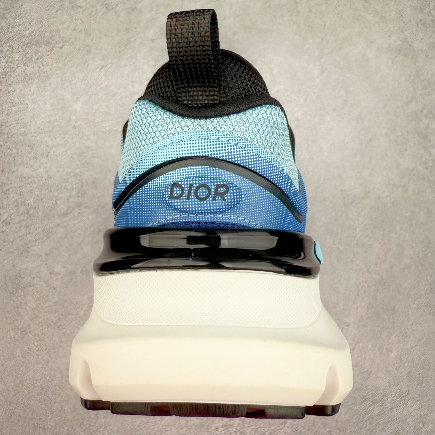 图片[8]-＃GD广顶 DIOR B44 Blade 迪奥2024新款圆头系带跑步鞋 新款鞋款的特点是受到 21 世纪启发的大胆蓬松造型 B44 Blade 运动鞋采用渐变技术网布制成 配有同色技术面料面板 鞋底上配有对比鲜明的 Blade 嵌件 与跑步世界息息相关 这款运动鞋具有运动、复古未来主义的外观 配有超细纤维和帆布嵌件 并饰有标志性的“Dior”标志 点缀在鞋面、鞋跟和侧面 鞋型饰有 Dior 和Lewis Hamilton标志性饰物 悬挂在鞋眼上 而鞋面、鞋跟和侧面则饰有 Dior 标志 尺码：36 37 38 39 40 41 42 43 44 45-选品中心