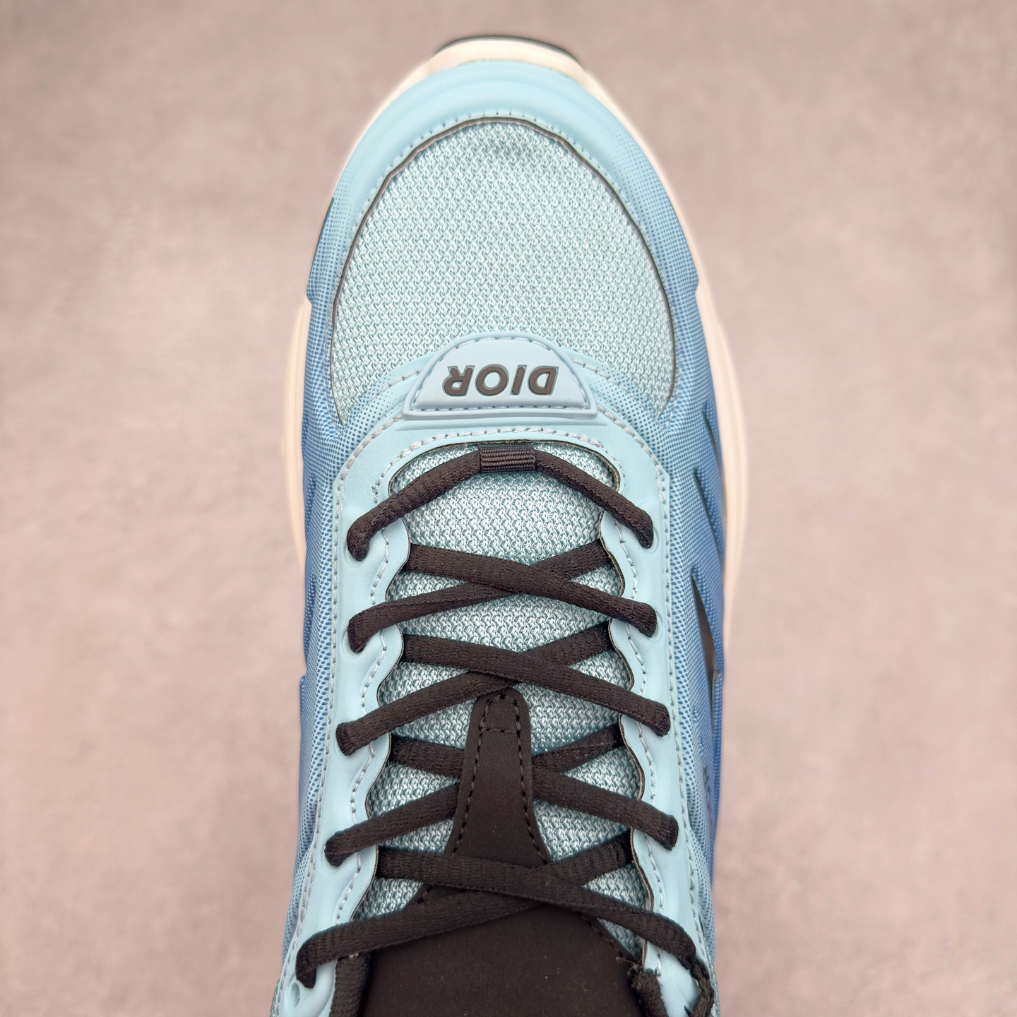 图片[4]-＃GD广顶 DIOR B44 Blade 迪奥2024新款圆头系带跑步鞋 新款鞋款的特点是受到 21 世纪启发的大胆蓬松造型 B44 Blade 运动鞋采用渐变技术网布制成 配有同色技术面料面板 鞋底上配有对比鲜明的 Blade 嵌件 与跑步世界息息相关 这款运动鞋具有运动、复古未来主义的外观 配有超细纤维和帆布嵌件 并饰有标志性的“Dior”标志 点缀在鞋面、鞋跟和侧面 鞋型饰有 Dior 和Lewis Hamilton标志性饰物 悬挂在鞋眼上 而鞋面、鞋跟和侧面则饰有 Dior 标志 尺码：36 37 38 39 40 41 42 43 44 45-选品中心