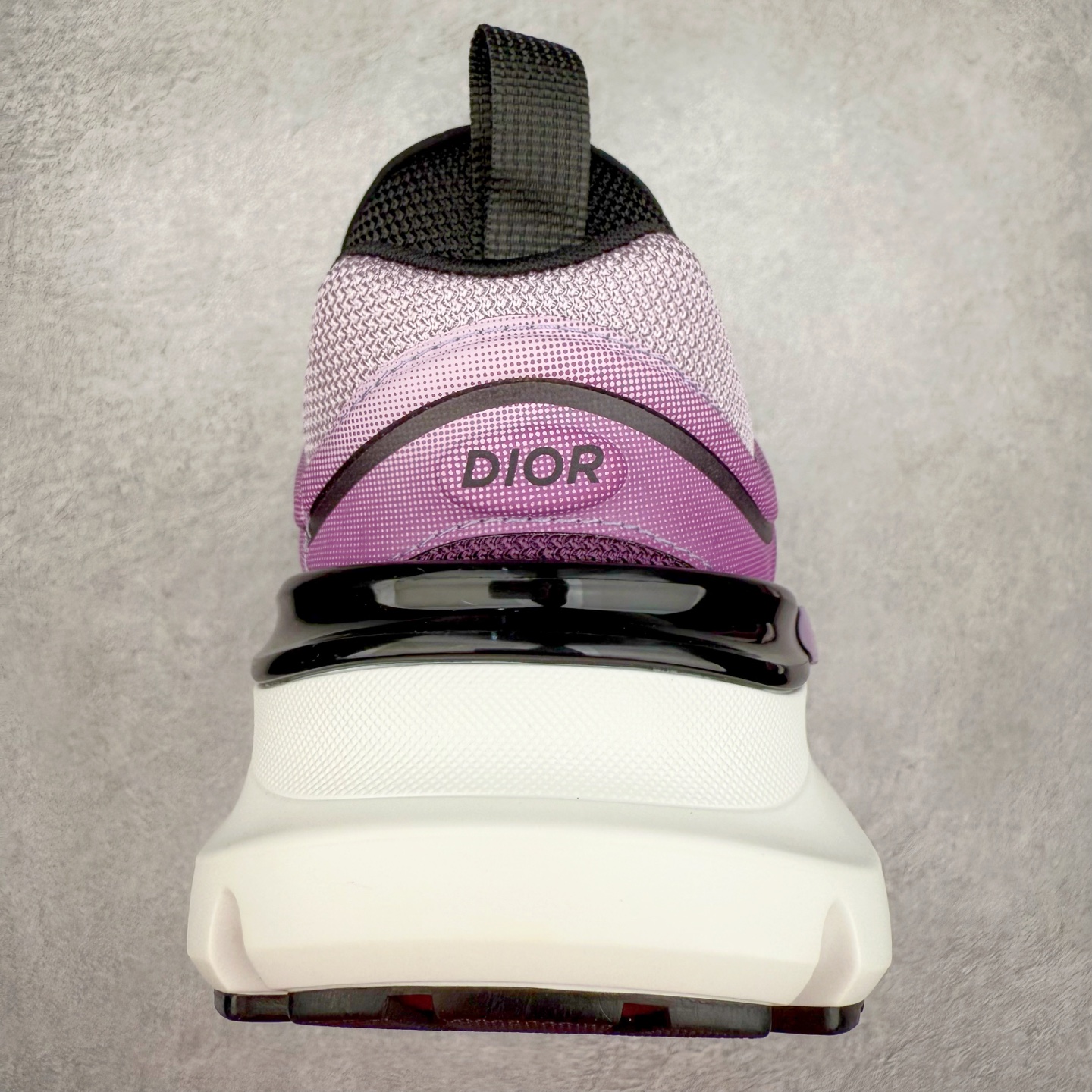 图片[8]-＃GD广顶 DIOR B44 Blade 迪奥2024新款圆头系带跑步鞋 新款鞋款的特点是受到 21 世纪启发的大胆蓬松造型 B44 Blade 运动鞋采用渐变技术网布制成 配有同色技术面料面板 鞋底上配有对比鲜明的 Blade 嵌件 与跑步世界息息相关 这款运动鞋具有运动、复古未来主义的外观 配有超细纤维和帆布嵌件 并饰有标志性的“Dior”标志 点缀在鞋面、鞋跟和侧面 鞋型饰有 Dior 和Lewis Hamilton标志性饰物 悬挂在鞋眼上 而鞋面、鞋跟和侧面则饰有 Dior 标志 尺码：36 37 38 39 40 41 42 43 44 45-选品中心