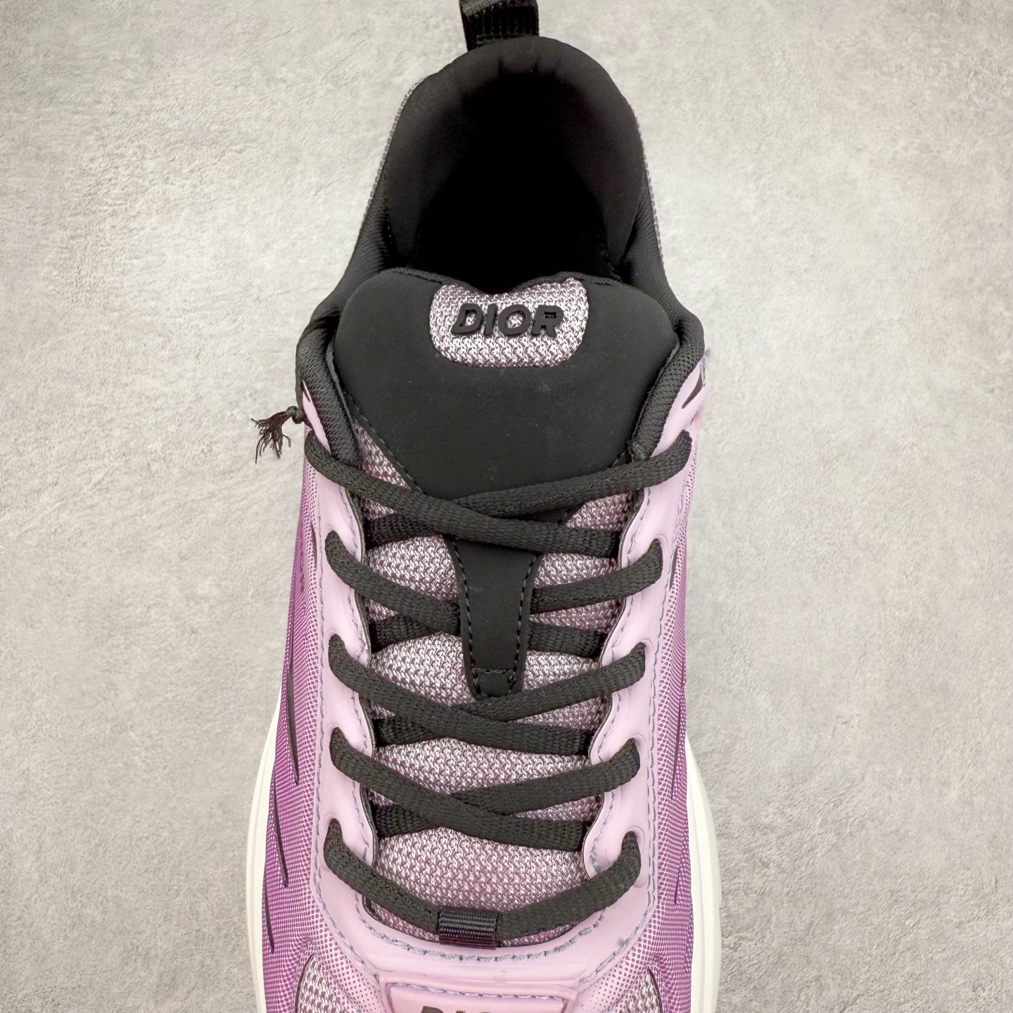 图片[5]-＃GD广顶 DIOR B44 Blade 迪奥2024新款圆头系带跑步鞋 新款鞋款的特点是受到 21 世纪启发的大胆蓬松造型 B44 Blade 运动鞋采用渐变技术网布制成 配有同色技术面料面板 鞋底上配有对比鲜明的 Blade 嵌件 与跑步世界息息相关 这款运动鞋具有运动、复古未来主义的外观 配有超细纤维和帆布嵌件 并饰有标志性的“Dior”标志 点缀在鞋面、鞋跟和侧面 鞋型饰有 Dior 和Lewis Hamilton标志性饰物 悬挂在鞋眼上 而鞋面、鞋跟和侧面则饰有 Dior 标志 尺码：36 37 38 39 40 41 42 43 44 45-选品中心