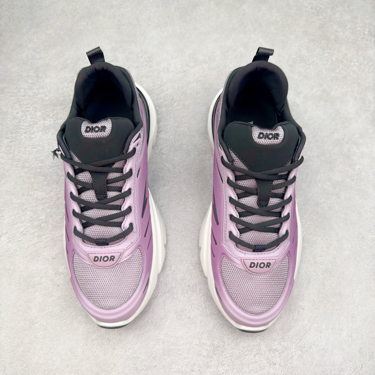 图片[2]-＃GD广顶 DIOR B44 Blade 迪奥2024新款圆头系带跑步鞋 新款鞋款的特点是受到 21 世纪启发的大胆蓬松造型 B44 Blade 运动鞋采用渐变技术网布制成 配有同色技术面料面板 鞋底上配有对比鲜明的 Blade 嵌件 与跑步世界息息相关 这款运动鞋具有运动、复古未来主义的外观 配有超细纤维和帆布嵌件 并饰有标志性的“Dior”标志 点缀在鞋面、鞋跟和侧面 鞋型饰有 Dior 和Lewis Hamilton标志性饰物 悬挂在鞋眼上 而鞋面、鞋跟和侧面则饰有 Dior 标志 尺码：36 37 38 39 40 41 42 43 44 45-选品中心