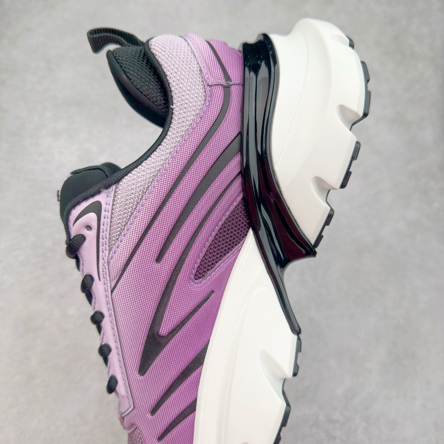 图片[7]-＃GD广顶 DIOR B44 Blade 迪奥2024新款圆头系带跑步鞋 新款鞋款的特点是受到 21 世纪启发的大胆蓬松造型 B44 Blade 运动鞋采用渐变技术网布制成 配有同色技术面料面板 鞋底上配有对比鲜明的 Blade 嵌件 与跑步世界息息相关 这款运动鞋具有运动、复古未来主义的外观 配有超细纤维和帆布嵌件 并饰有标志性的“Dior”标志 点缀在鞋面、鞋跟和侧面 鞋型饰有 Dior 和Lewis Hamilton标志性饰物 悬挂在鞋眼上 而鞋面、鞋跟和侧面则饰有 Dior 标志 尺码：36 37 38 39 40 41 42 43 44 45-选品中心