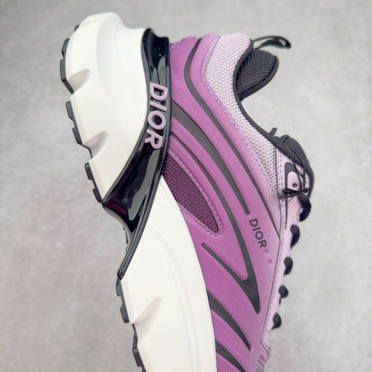 图片[6]-＃GD广顶 DIOR B44 Blade 迪奥2024新款圆头系带跑步鞋 新款鞋款的特点是受到 21 世纪启发的大胆蓬松造型 B44 Blade 运动鞋采用渐变技术网布制成 配有同色技术面料面板 鞋底上配有对比鲜明的 Blade 嵌件 与跑步世界息息相关 这款运动鞋具有运动、复古未来主义的外观 配有超细纤维和帆布嵌件 并饰有标志性的“Dior”标志 点缀在鞋面、鞋跟和侧面 鞋型饰有 Dior 和Lewis Hamilton标志性饰物 悬挂在鞋眼上 而鞋面、鞋跟和侧面则饰有 Dior 标志 尺码：36 37 38 39 40 41 42 43 44 45-选品中心