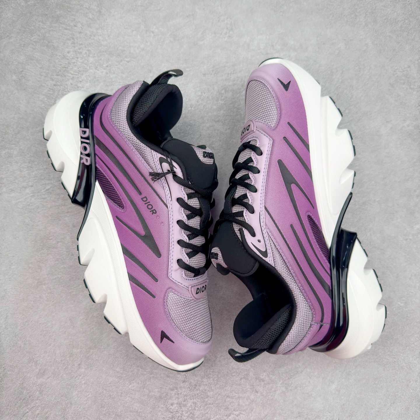 图片[3]-＃GD广顶 DIOR B44 Blade 迪奥2024新款圆头系带跑步鞋 新款鞋款的特点是受到 21 世纪启发的大胆蓬松造型 B44 Blade 运动鞋采用渐变技术网布制成 配有同色技术面料面板 鞋底上配有对比鲜明的 Blade 嵌件 与跑步世界息息相关 这款运动鞋具有运动、复古未来主义的外观 配有超细纤维和帆布嵌件 并饰有标志性的“Dior”标志 点缀在鞋面、鞋跟和侧面 鞋型饰有 Dior 和Lewis Hamilton标志性饰物 悬挂在鞋眼上 而鞋面、鞋跟和侧面则饰有 Dior 标志 尺码：36 37 38 39 40 41 42 43 44 45-选品中心