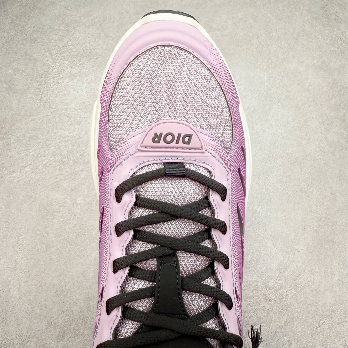 图片[4]-＃GD广顶 DIOR B44 Blade 迪奥2024新款圆头系带跑步鞋 新款鞋款的特点是受到 21 世纪启发的大胆蓬松造型 B44 Blade 运动鞋采用渐变技术网布制成 配有同色技术面料面板 鞋底上配有对比鲜明的 Blade 嵌件 与跑步世界息息相关 这款运动鞋具有运动、复古未来主义的外观 配有超细纤维和帆布嵌件 并饰有标志性的“Dior”标志 点缀在鞋面、鞋跟和侧面 鞋型饰有 Dior 和Lewis Hamilton标志性饰物 悬挂在鞋眼上 而鞋面、鞋跟和侧面则饰有 Dior 标志 尺码：36 37 38 39 40 41 42 43 44 45-选品中心