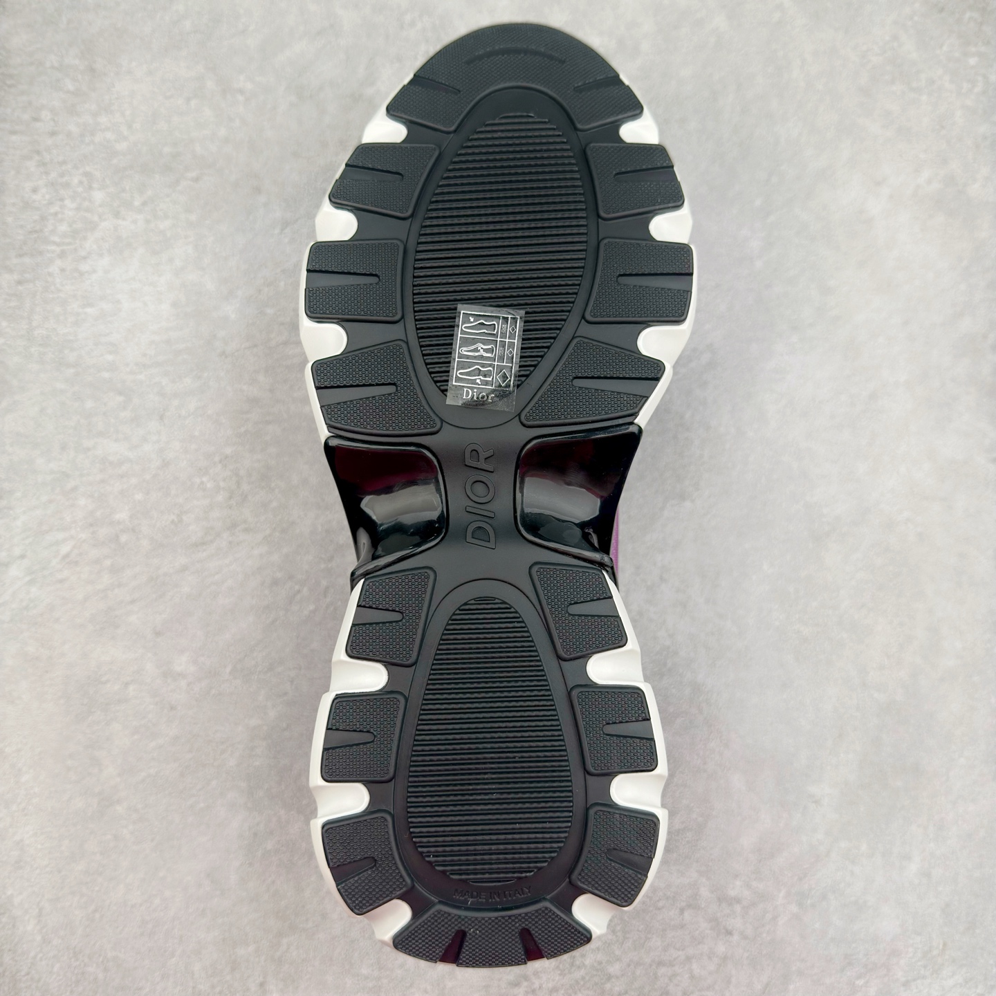 图片[9]-＃GD广顶 DIOR B44 Blade 迪奥2024新款圆头系带跑步鞋 新款鞋款的特点是受到 21 世纪启发的大胆蓬松造型 B44 Blade 运动鞋采用渐变技术网布制成 配有同色技术面料面板 鞋底上配有对比鲜明的 Blade 嵌件 与跑步世界息息相关 这款运动鞋具有运动、复古未来主义的外观 配有超细纤维和帆布嵌件 并饰有标志性的“Dior”标志 点缀在鞋面、鞋跟和侧面 鞋型饰有 Dior 和Lewis Hamilton标志性饰物 悬挂在鞋眼上 而鞋面、鞋跟和侧面则饰有 Dior 标志 尺码：36 37 38 39 40 41 42 43 44 45-选品中心