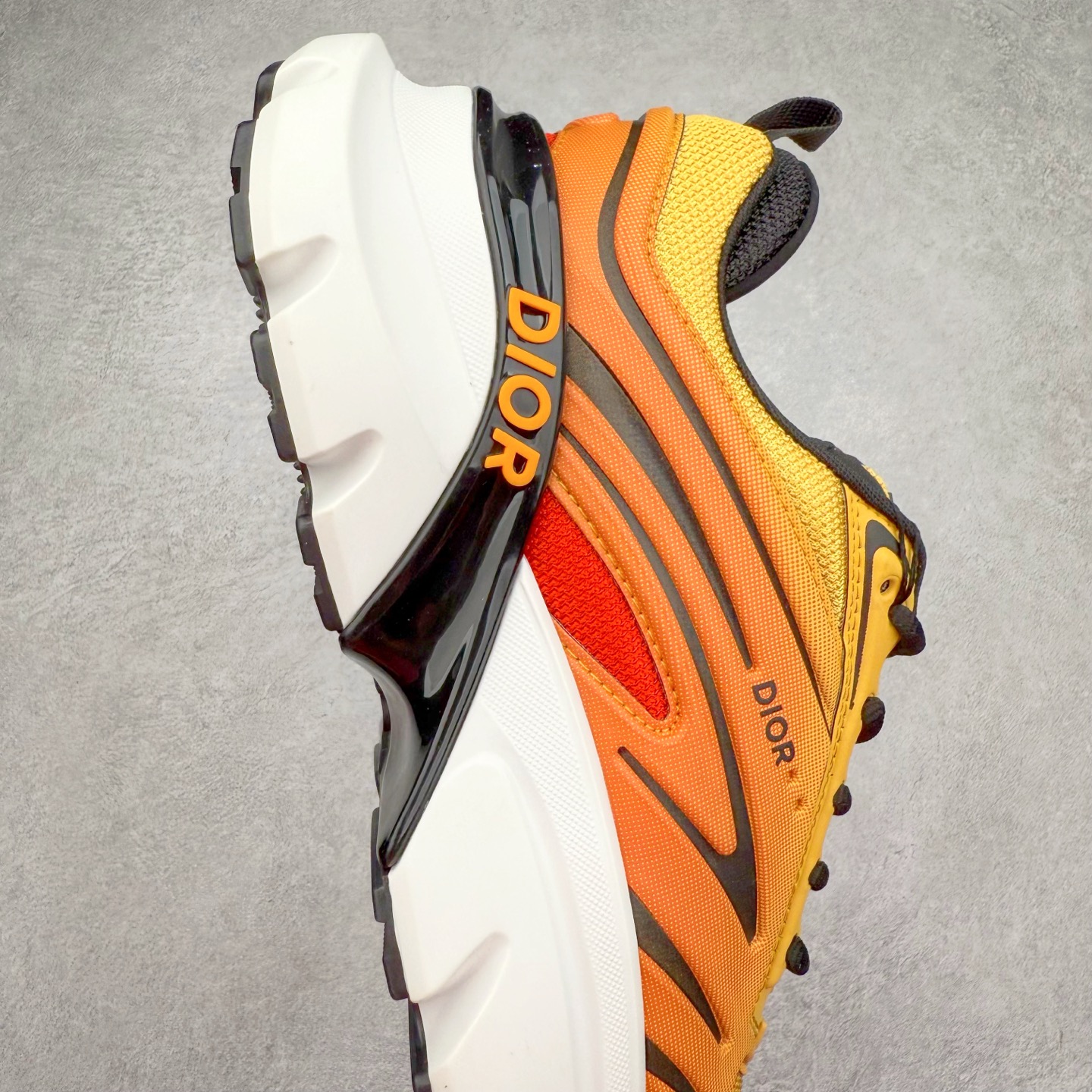 图片[6]-＃GD广顶 DIOR B44 Blade 迪奥2024新款圆头系带跑步鞋 新款鞋款的特点是受到 21 世纪启发的大胆蓬松造型 B44 Blade 运动鞋采用渐变技术网布制成 配有同色技术面料面板 鞋底上配有对比鲜明的 Blade 嵌件 与跑步世界息息相关 这款运动鞋具有运动、复古未来主义的外观 配有超细纤维和帆布嵌件 并饰有标志性的“Dior”标志 点缀在鞋面、鞋跟和侧面 鞋型饰有 Dior 和Lewis Hamilton标志性饰物 悬挂在鞋眼上 而鞋面、鞋跟和侧面则饰有 Dior 标志 尺码：36 37 38 39 40 41 42 43 44 45-选品中心