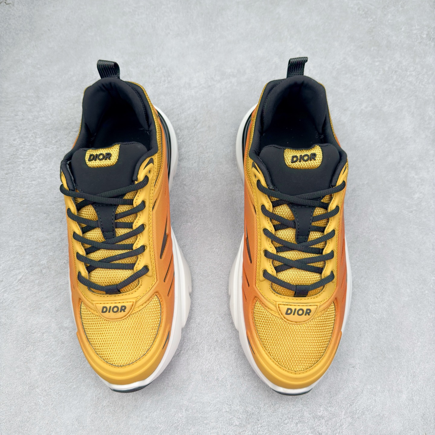 图片[2]-＃GD广顶 DIOR B44 Blade 迪奥2024新款圆头系带跑步鞋 新款鞋款的特点是受到 21 世纪启发的大胆蓬松造型 B44 Blade 运动鞋采用渐变技术网布制成 配有同色技术面料面板 鞋底上配有对比鲜明的 Blade 嵌件 与跑步世界息息相关 这款运动鞋具有运动、复古未来主义的外观 配有超细纤维和帆布嵌件 并饰有标志性的“Dior”标志 点缀在鞋面、鞋跟和侧面 鞋型饰有 Dior 和Lewis Hamilton标志性饰物 悬挂在鞋眼上 而鞋面、鞋跟和侧面则饰有 Dior 标志 尺码：36 37 38 39 40 41 42 43 44 45-选品中心