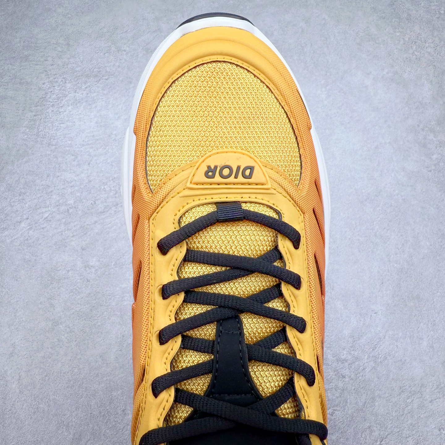 图片[4]-＃GD广顶 DIOR B44 Blade 迪奥2024新款圆头系带跑步鞋 新款鞋款的特点是受到 21 世纪启发的大胆蓬松造型 B44 Blade 运动鞋采用渐变技术网布制成 配有同色技术面料面板 鞋底上配有对比鲜明的 Blade 嵌件 与跑步世界息息相关 这款运动鞋具有运动、复古未来主义的外观 配有超细纤维和帆布嵌件 并饰有标志性的“Dior”标志 点缀在鞋面、鞋跟和侧面 鞋型饰有 Dior 和Lewis Hamilton标志性饰物 悬挂在鞋眼上 而鞋面、鞋跟和侧面则饰有 Dior 标志 尺码：36 37 38 39 40 41 42 43 44 45-选品中心