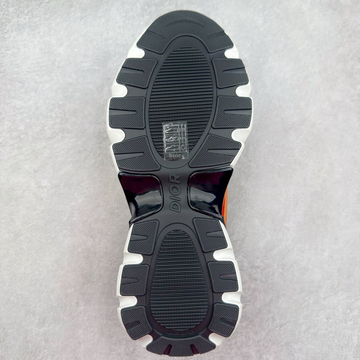 图片[9]-＃GD广顶 DIOR B44 Blade 迪奥2024新款圆头系带跑步鞋 新款鞋款的特点是受到 21 世纪启发的大胆蓬松造型 B44 Blade 运动鞋采用渐变技术网布制成 配有同色技术面料面板 鞋底上配有对比鲜明的 Blade 嵌件 与跑步世界息息相关 这款运动鞋具有运动、复古未来主义的外观 配有超细纤维和帆布嵌件 并饰有标志性的“Dior”标志 点缀在鞋面、鞋跟和侧面 鞋型饰有 Dior 和Lewis Hamilton标志性饰物 悬挂在鞋眼上 而鞋面、鞋跟和侧面则饰有 Dior 标志 尺码：36 37 38 39 40 41 42 43 44 45-选品中心