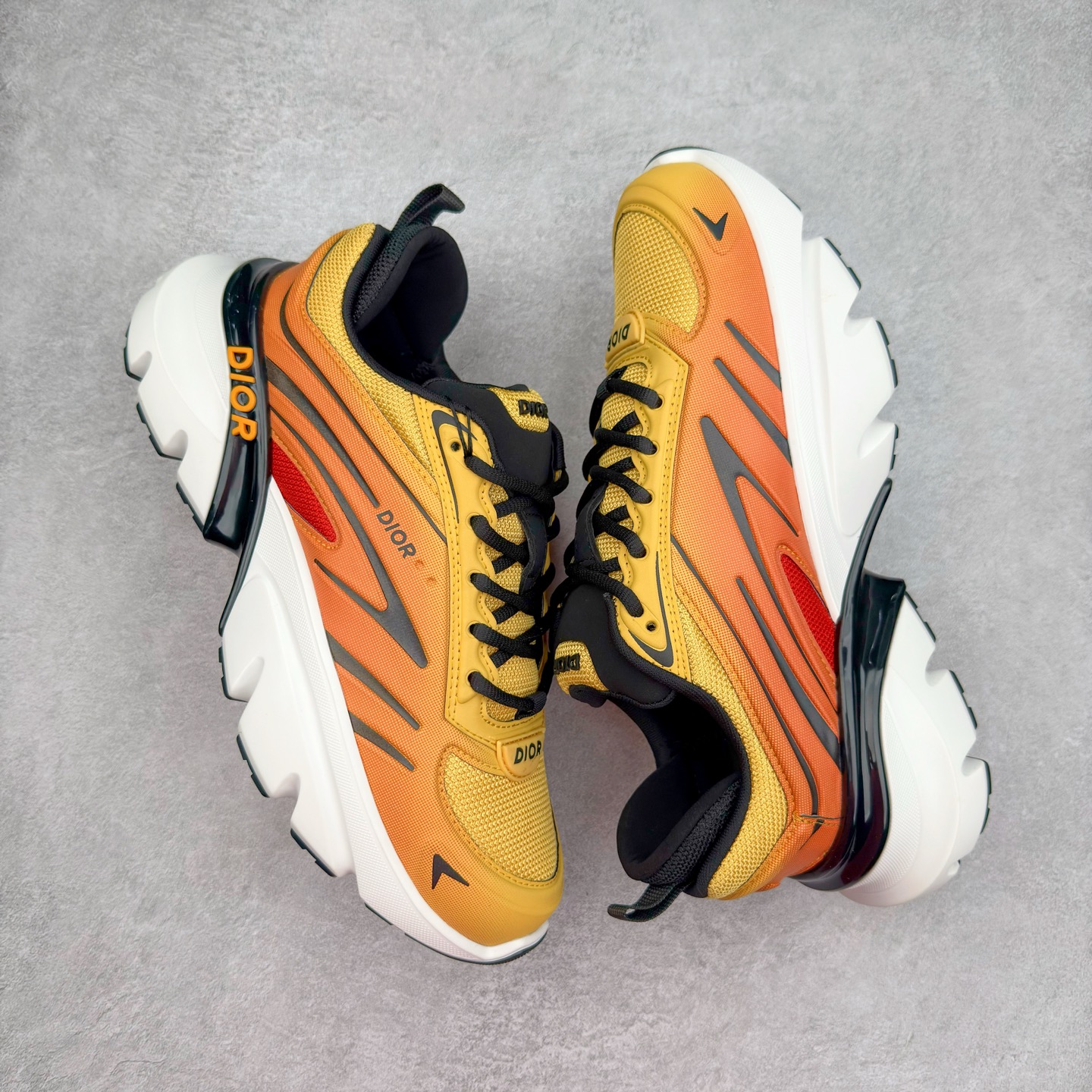 图片[3]-＃GD广顶 DIOR B44 Blade 迪奥2024新款圆头系带跑步鞋 新款鞋款的特点是受到 21 世纪启发的大胆蓬松造型 B44 Blade 运动鞋采用渐变技术网布制成 配有同色技术面料面板 鞋底上配有对比鲜明的 Blade 嵌件 与跑步世界息息相关 这款运动鞋具有运动、复古未来主义的外观 配有超细纤维和帆布嵌件 并饰有标志性的“Dior”标志 点缀在鞋面、鞋跟和侧面 鞋型饰有 Dior 和Lewis Hamilton标志性饰物 悬挂在鞋眼上 而鞋面、鞋跟和侧面则饰有 Dior 标志 尺码：36 37 38 39 40 41 42 43 44 45-选品中心
