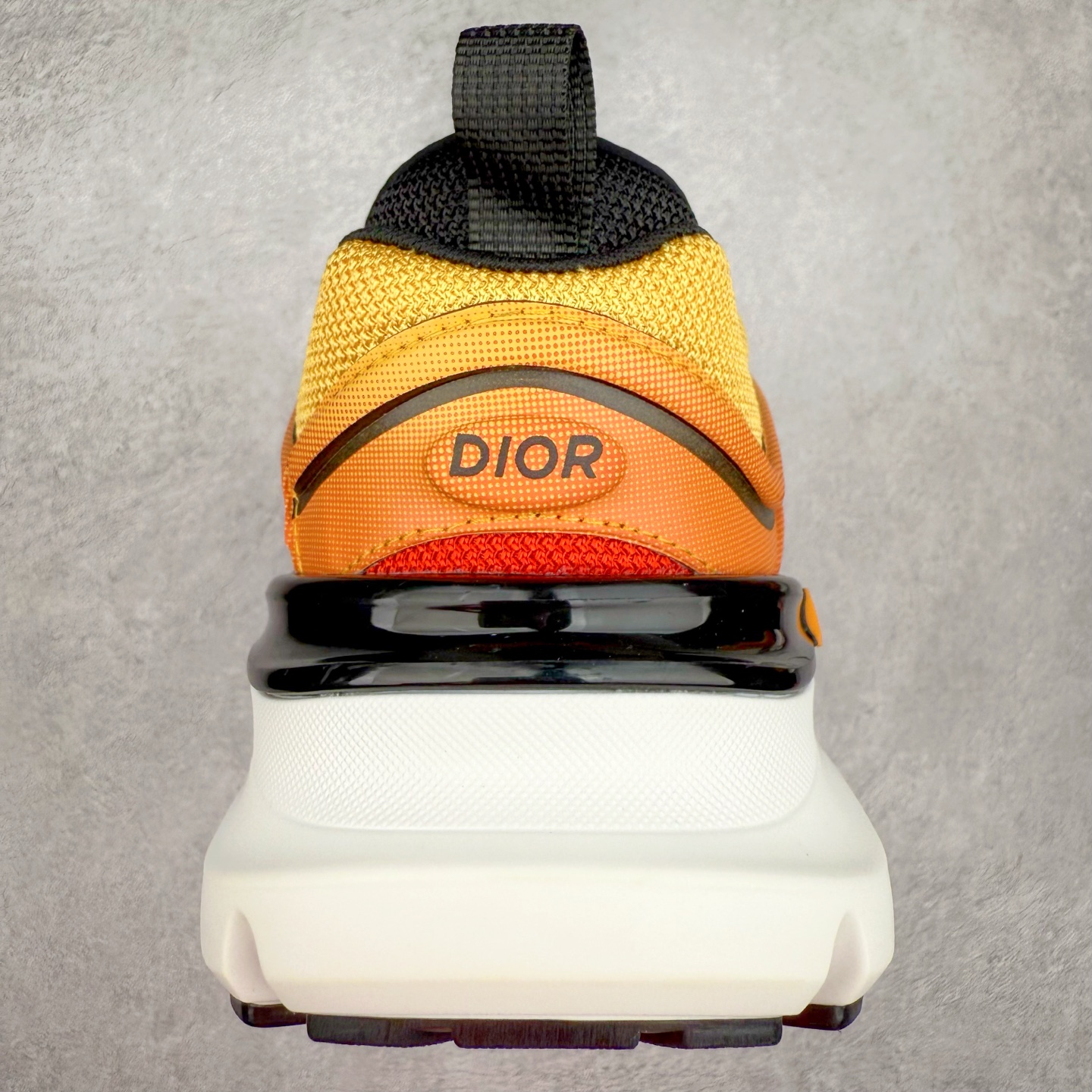 图片[8]-＃GD广顶 DIOR B44 Blade 迪奥2024新款圆头系带跑步鞋 新款鞋款的特点是受到 21 世纪启发的大胆蓬松造型 B44 Blade 运动鞋采用渐变技术网布制成 配有同色技术面料面板 鞋底上配有对比鲜明的 Blade 嵌件 与跑步世界息息相关 这款运动鞋具有运动、复古未来主义的外观 配有超细纤维和帆布嵌件 并饰有标志性的“Dior”标志 点缀在鞋面、鞋跟和侧面 鞋型饰有 Dior 和Lewis Hamilton标志性饰物 悬挂在鞋眼上 而鞋面、鞋跟和侧面则饰有 Dior 标志 尺码：36 37 38 39 40 41 42 43 44 45-选品中心