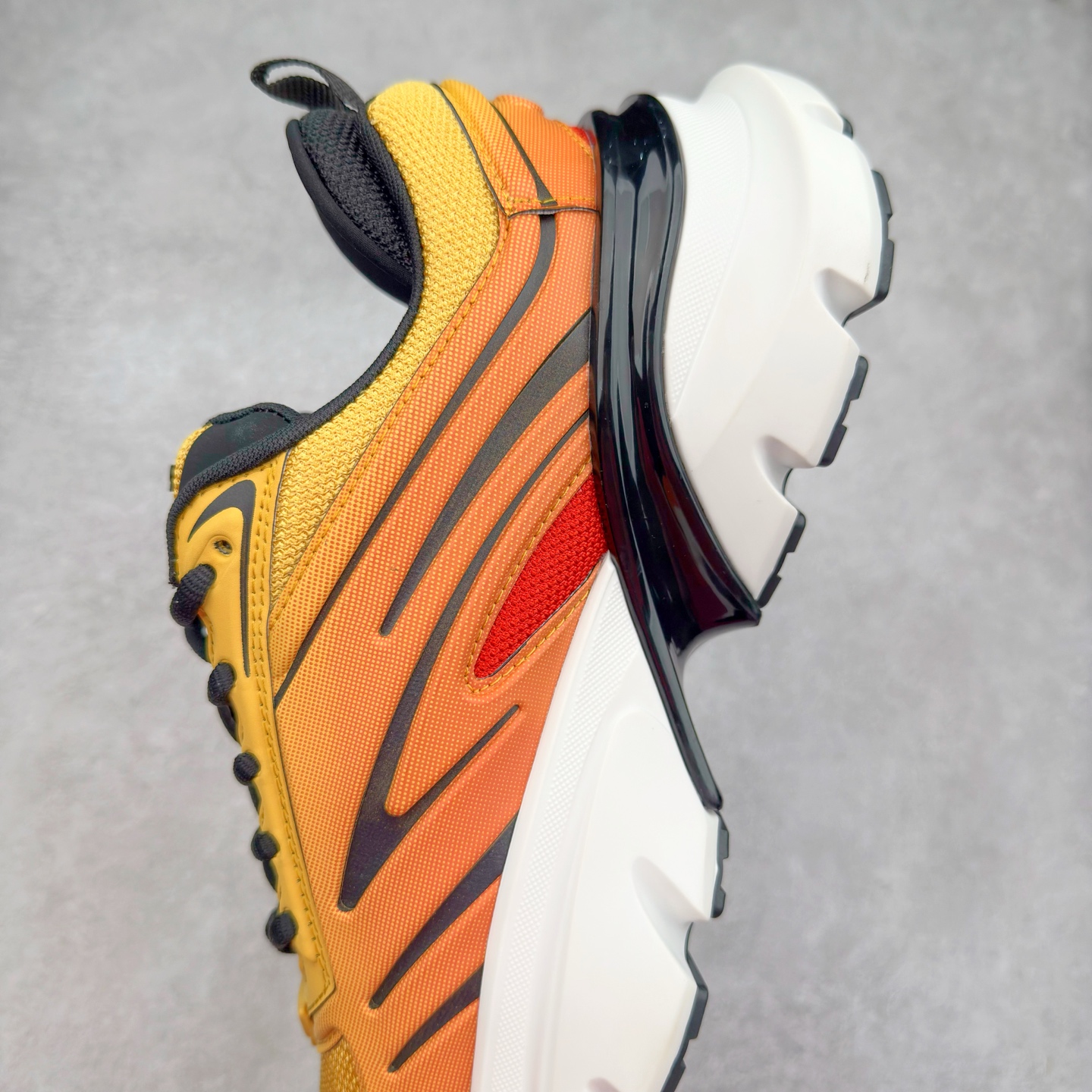 图片[7]-＃GD广顶 DIOR B44 Blade 迪奥2024新款圆头系带跑步鞋 新款鞋款的特点是受到 21 世纪启发的大胆蓬松造型 B44 Blade 运动鞋采用渐变技术网布制成 配有同色技术面料面板 鞋底上配有对比鲜明的 Blade 嵌件 与跑步世界息息相关 这款运动鞋具有运动、复古未来主义的外观 配有超细纤维和帆布嵌件 并饰有标志性的“Dior”标志 点缀在鞋面、鞋跟和侧面 鞋型饰有 Dior 和Lewis Hamilton标志性饰物 悬挂在鞋眼上 而鞋面、鞋跟和侧面则饰有 Dior 标志 尺码：36 37 38 39 40 41 42 43 44 45-选品中心