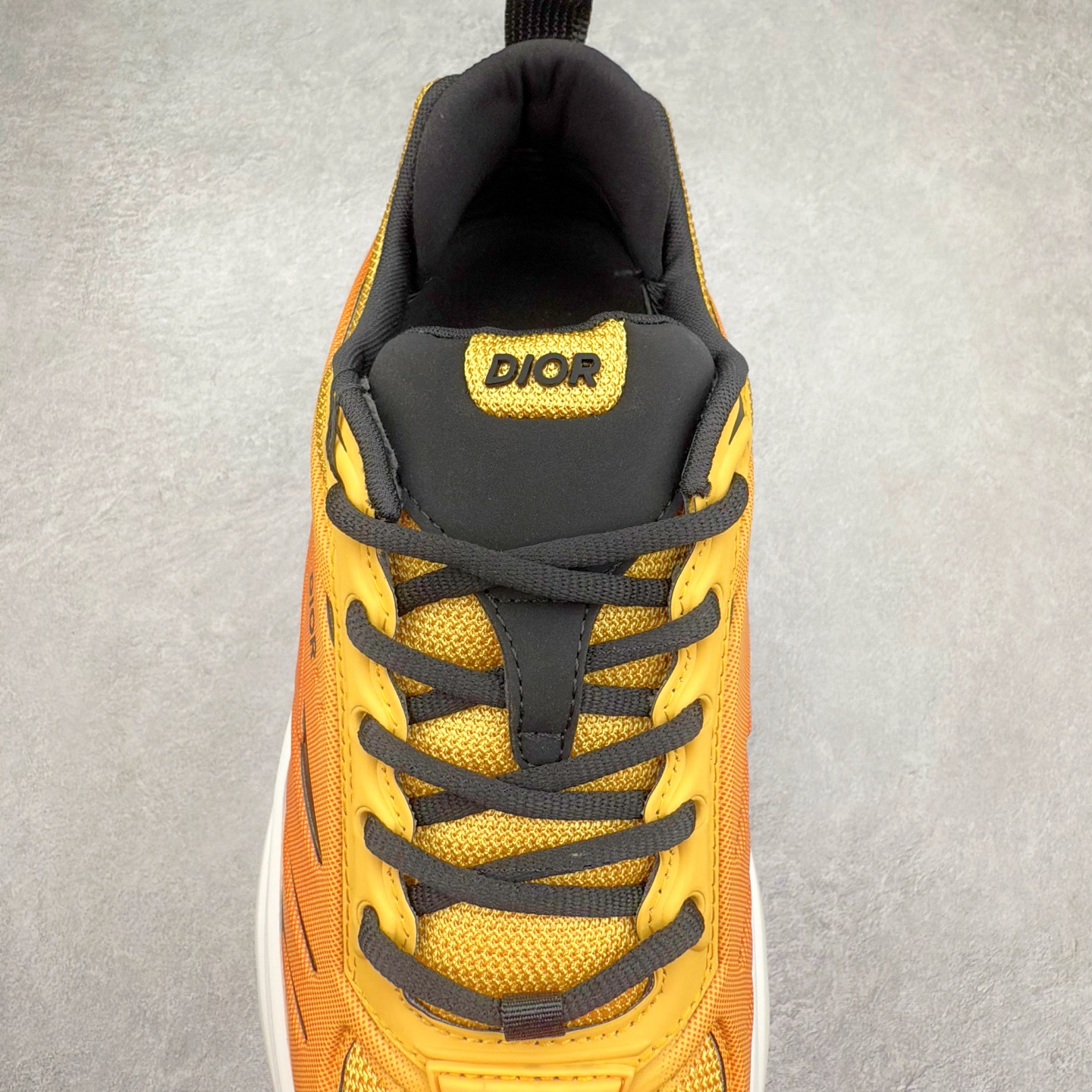 图片[5]-＃GD广顶 DIOR B44 Blade 迪奥2024新款圆头系带跑步鞋 新款鞋款的特点是受到 21 世纪启发的大胆蓬松造型 B44 Blade 运动鞋采用渐变技术网布制成 配有同色技术面料面板 鞋底上配有对比鲜明的 Blade 嵌件 与跑步世界息息相关 这款运动鞋具有运动、复古未来主义的外观 配有超细纤维和帆布嵌件 并饰有标志性的“Dior”标志 点缀在鞋面、鞋跟和侧面 鞋型饰有 Dior 和Lewis Hamilton标志性饰物 悬挂在鞋眼上 而鞋面、鞋跟和侧面则饰有 Dior 标志 尺码：36 37 38 39 40 41 42 43 44 45-选品中心